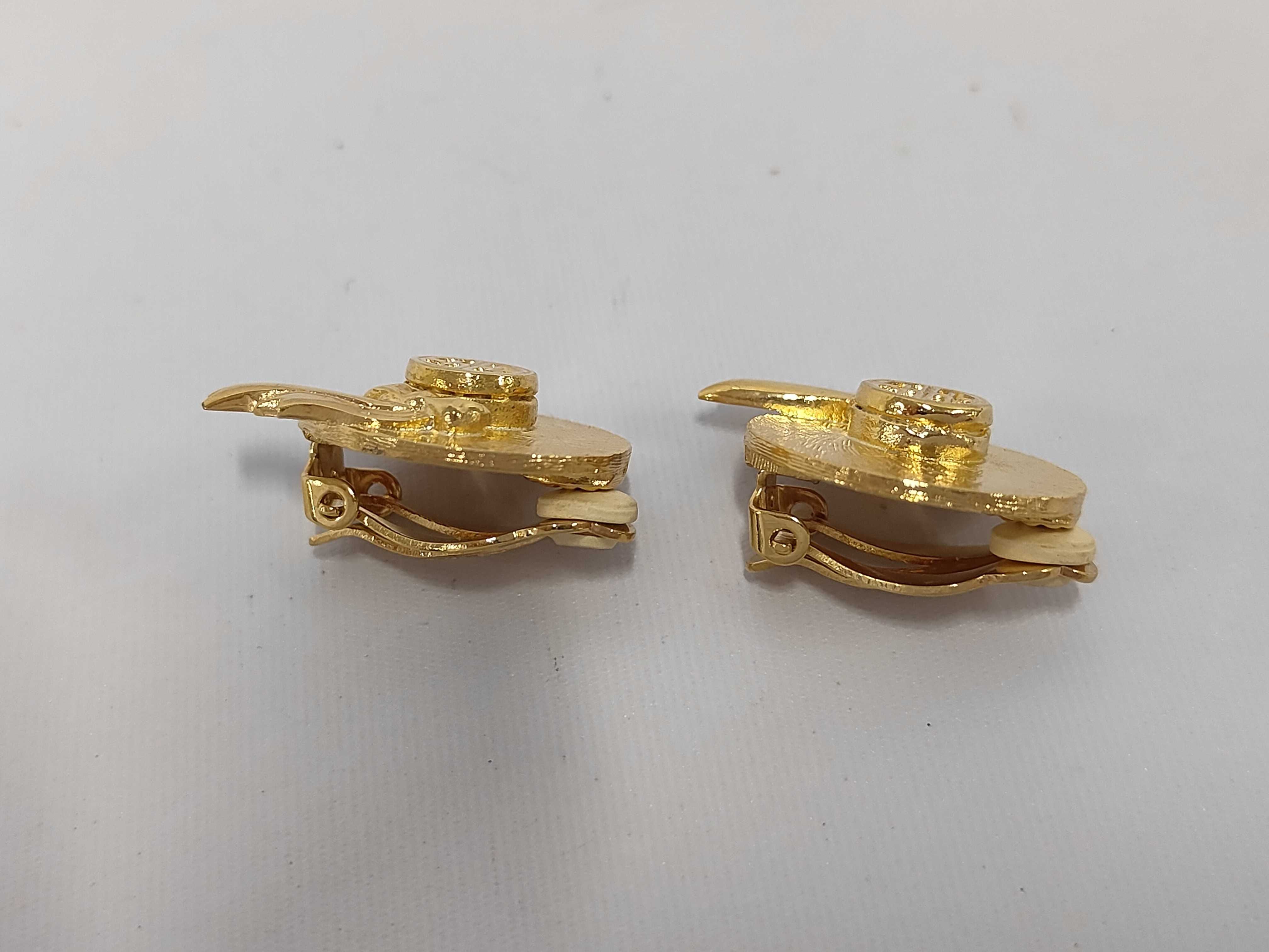 G-logo hat with ribbon and gold earrings. — view 4
