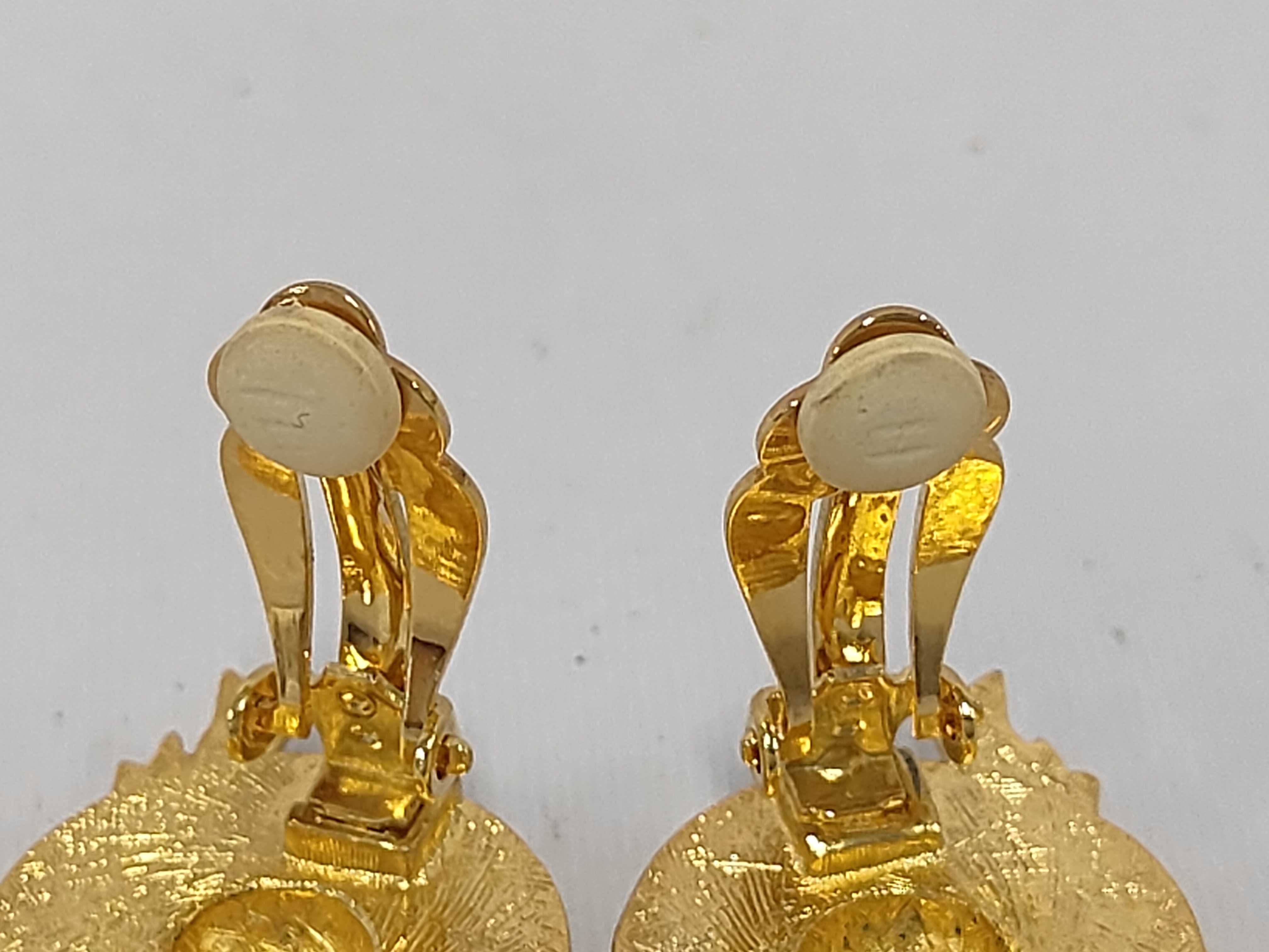 G-logo hat with ribbon and gold earrings. — view 6