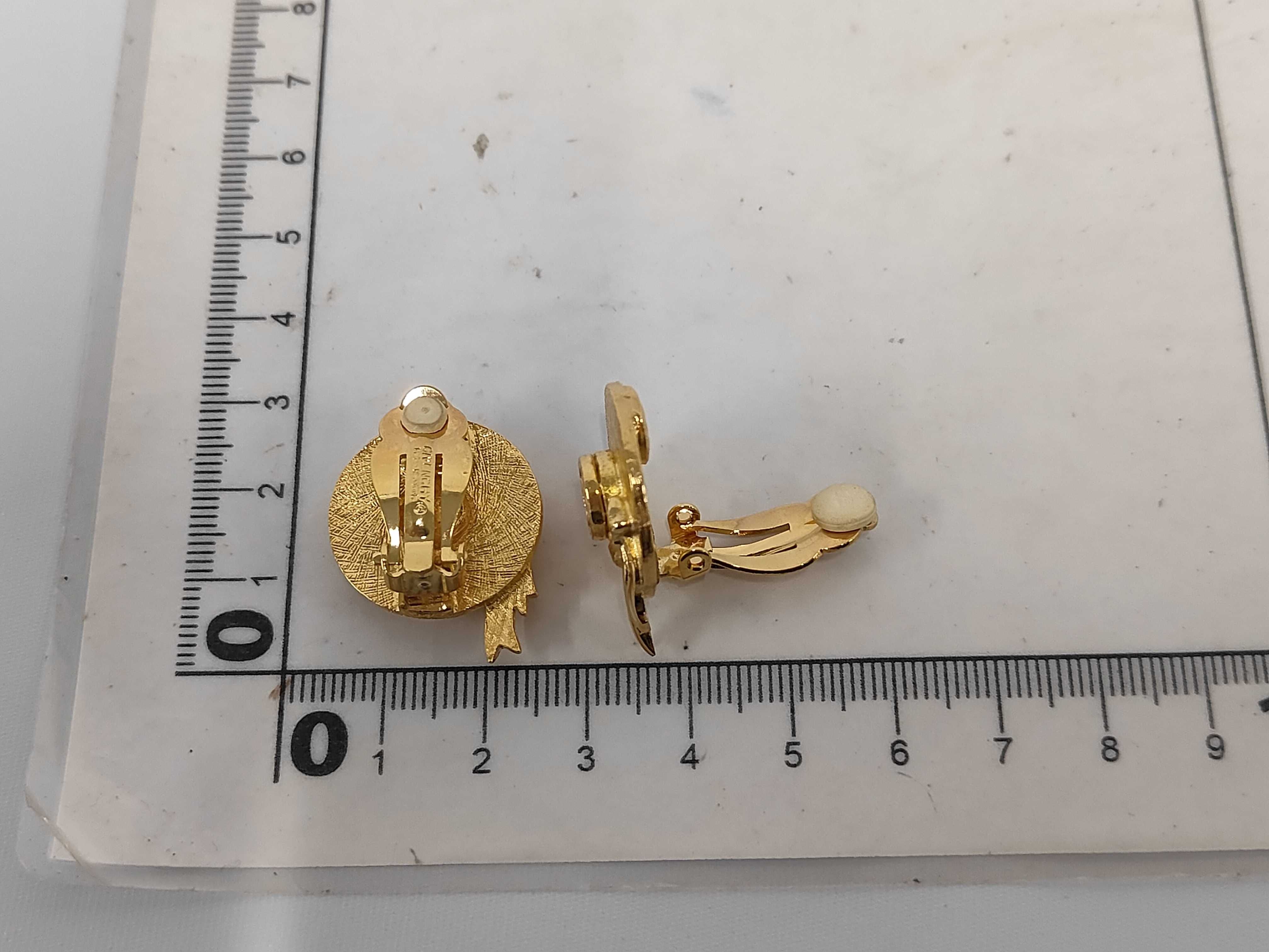 G-logo hat with ribbon and gold earrings. — view 7