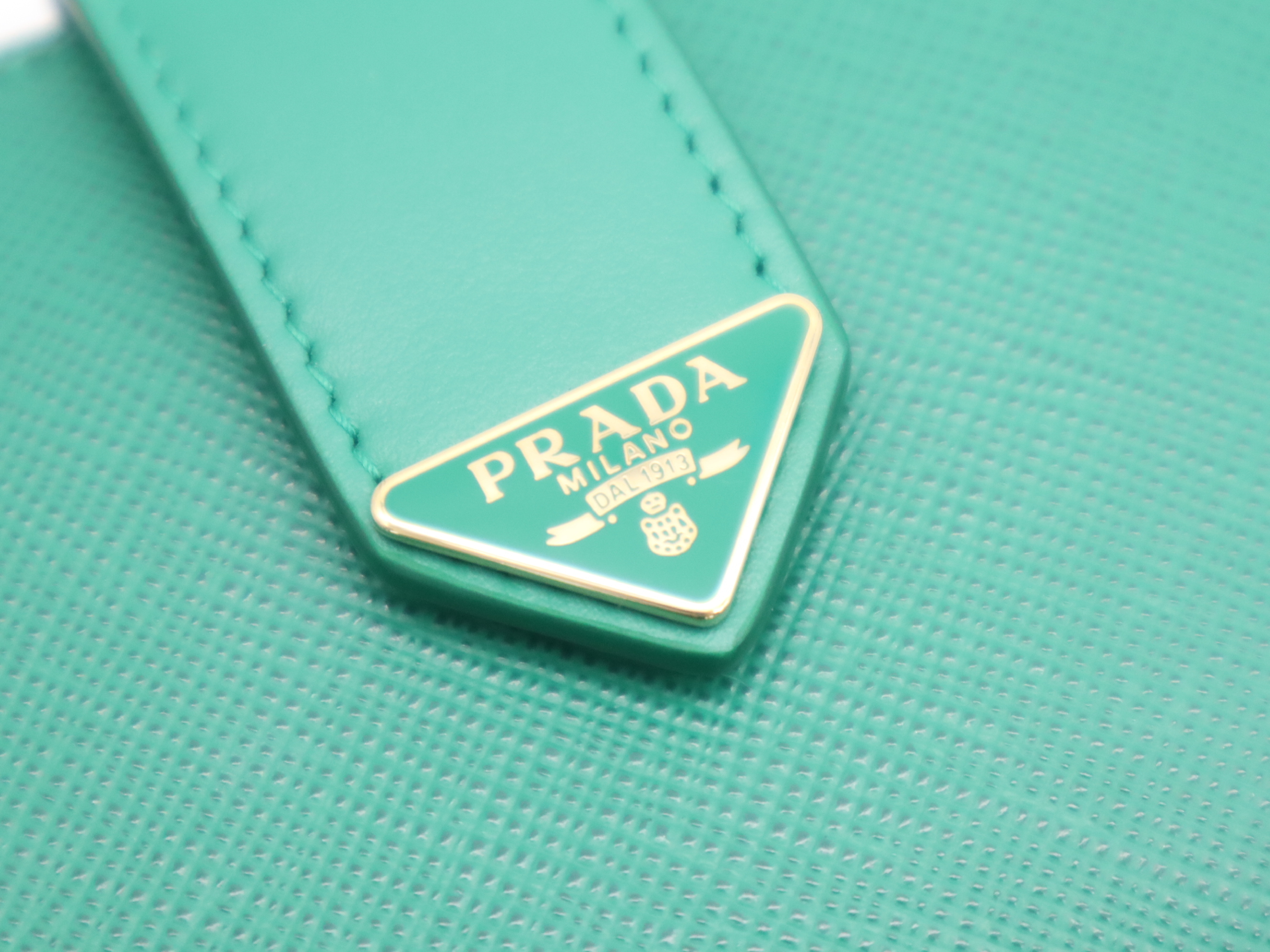 Leather Logo Plate Bi-fold Wallet, Green, Gold Hardware, with Box — view 6