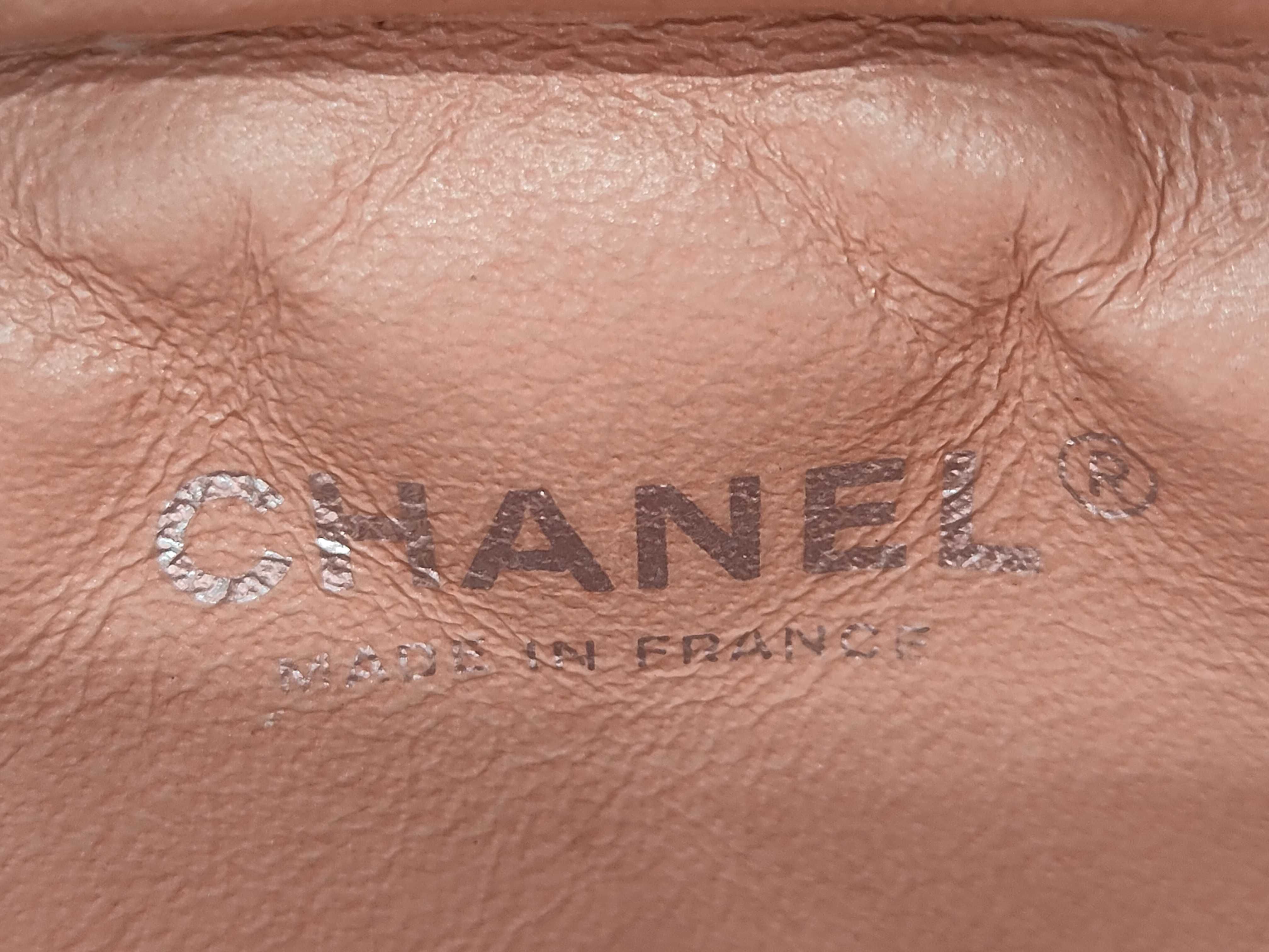 2.55 Caviar Skin Matelassé Chain Shoulder Bag (Serial Number 22) — view 9