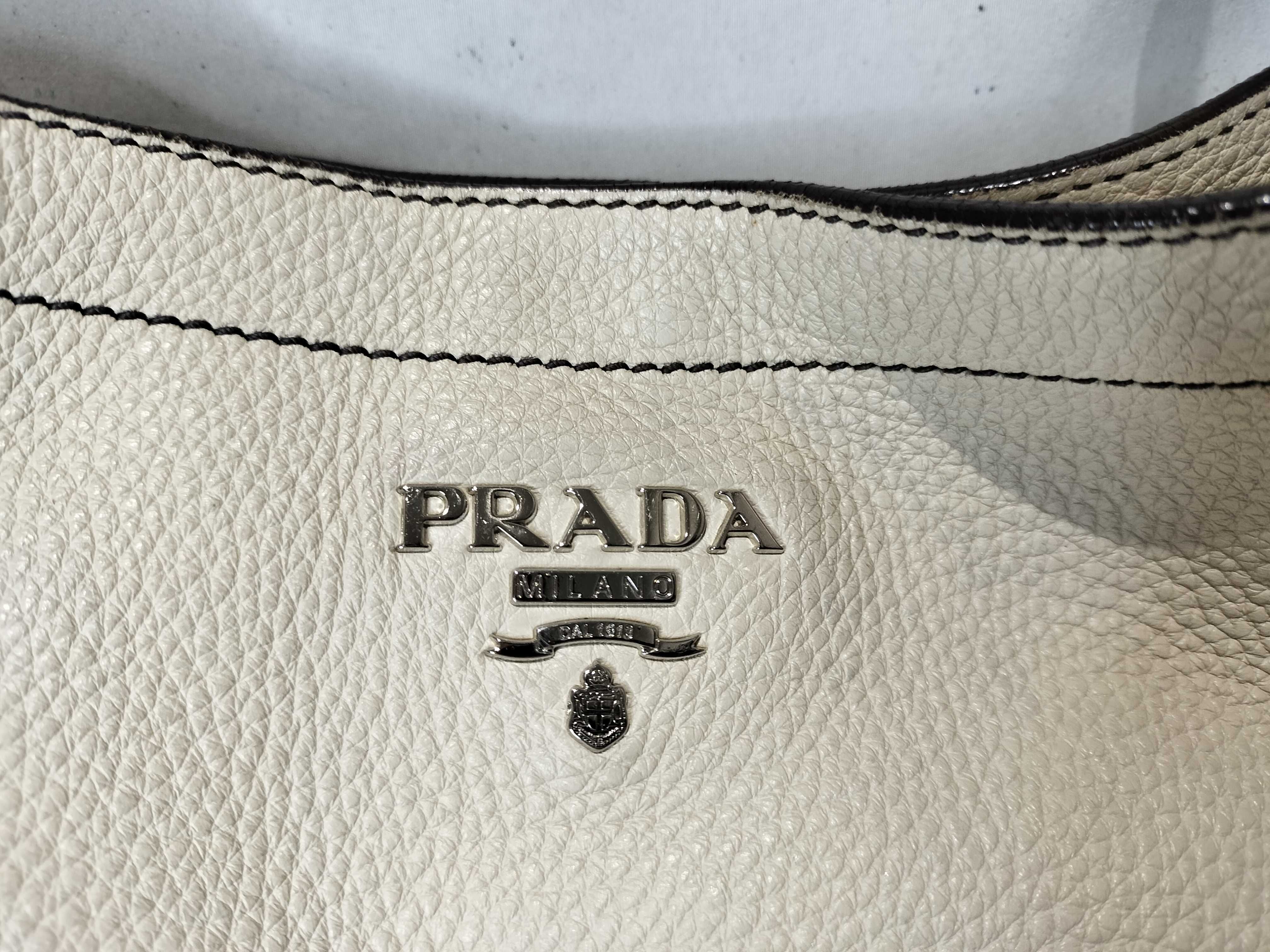 One-Shoulder White / Corner deterioration / Shape distortion considered. Black interior handbag. — view 2