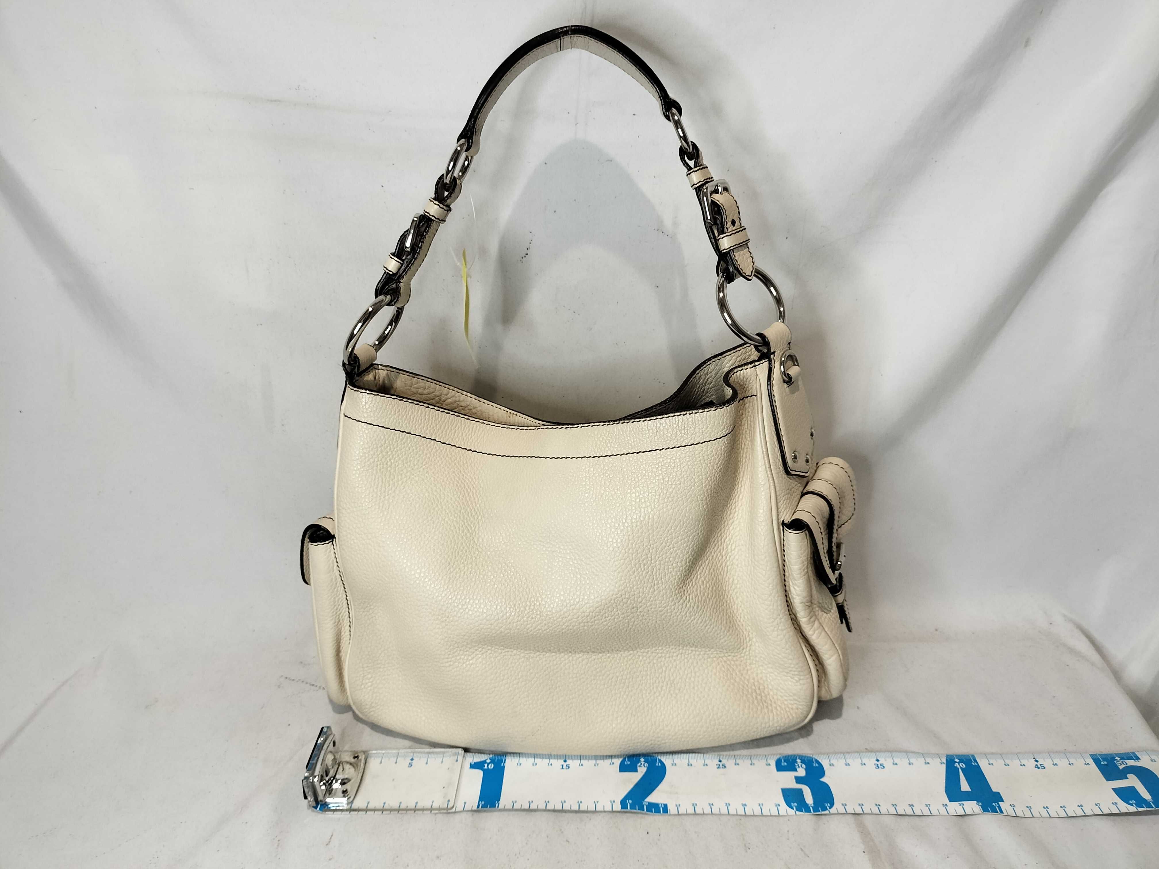 One-Shoulder White / Corner deterioration / Shape distortion considered. Black interior handbag. — view 3