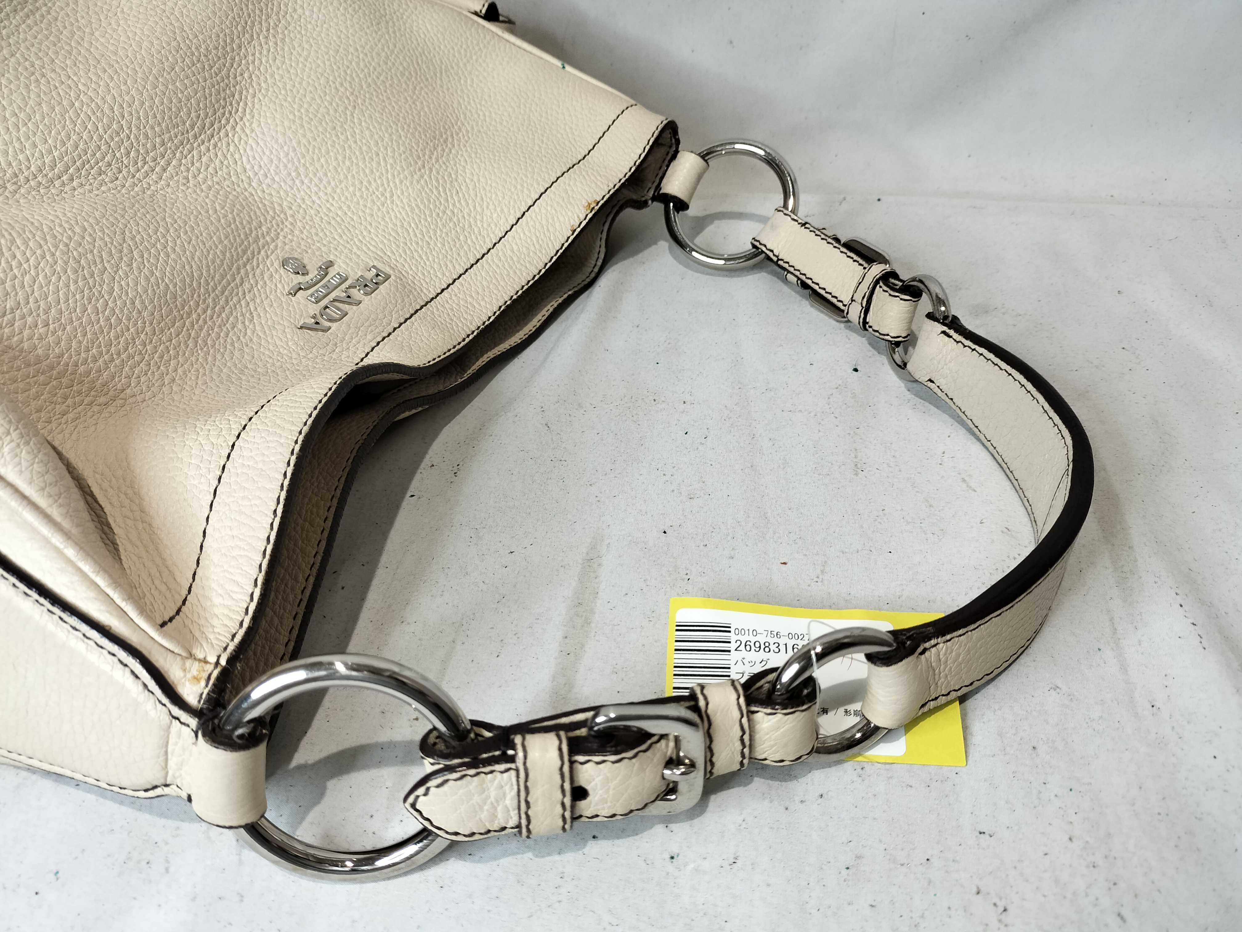 One-Shoulder White / Corner deterioration / Shape distortion considered. Black interior handbag. — view 4