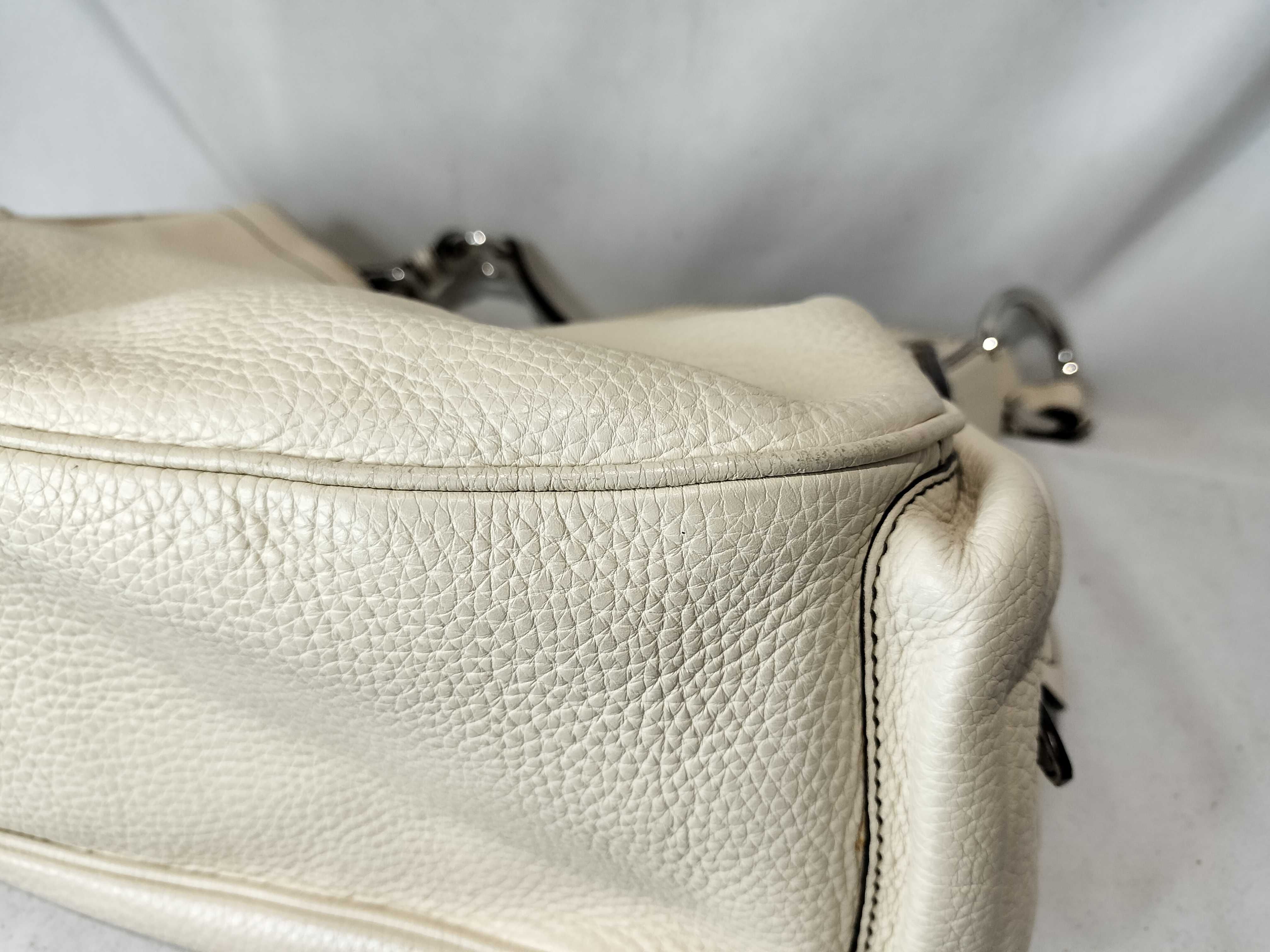 One-Shoulder White / Corner deterioration / Shape distortion considered. Black interior handbag. — view 7