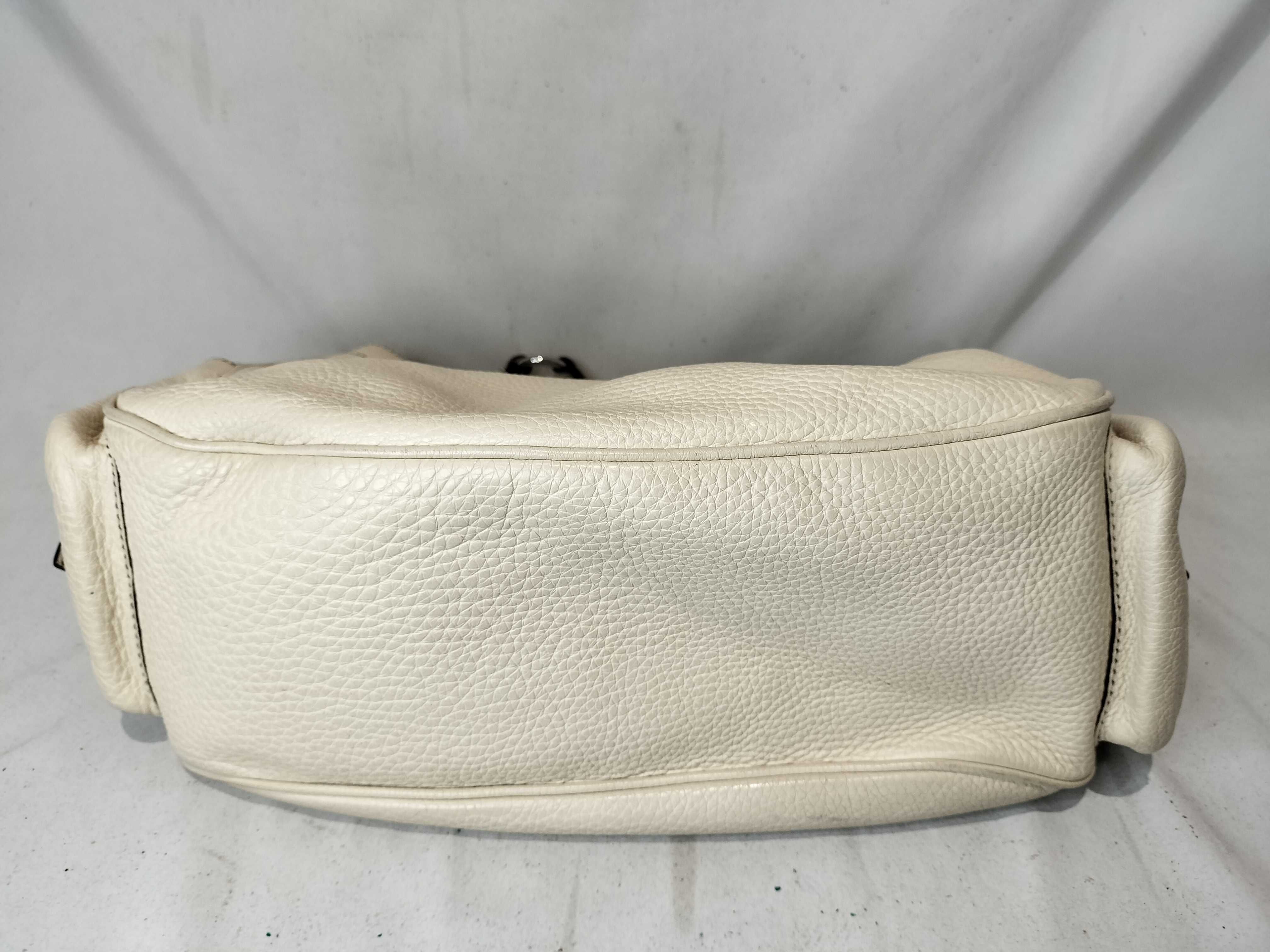 One-Shoulder White / Corner deterioration / Shape distortion considered. Black interior handbag. — view 8