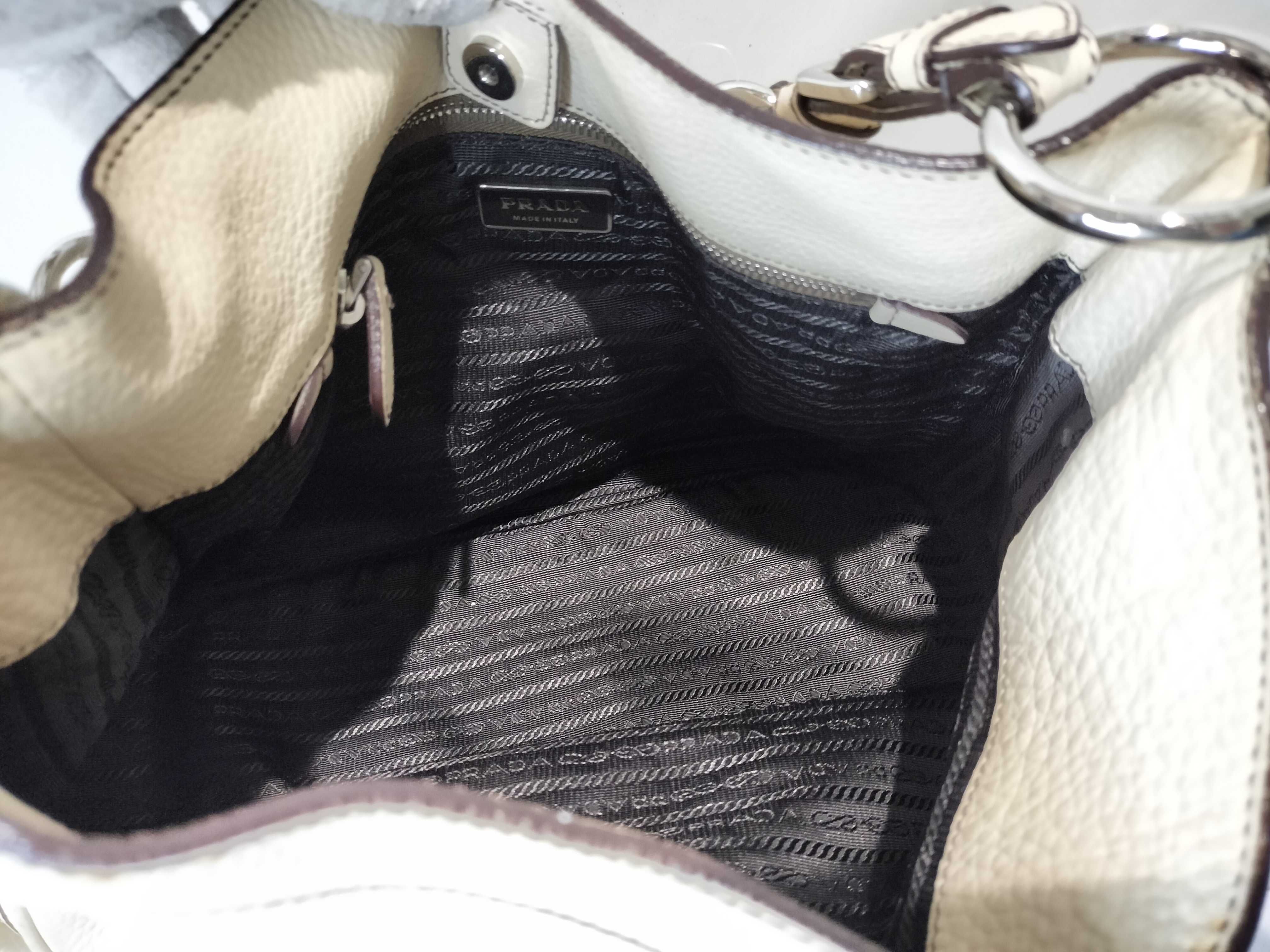 One-Shoulder White / Corner deterioration / Shape distortion considered. Black interior handbag. — view 9