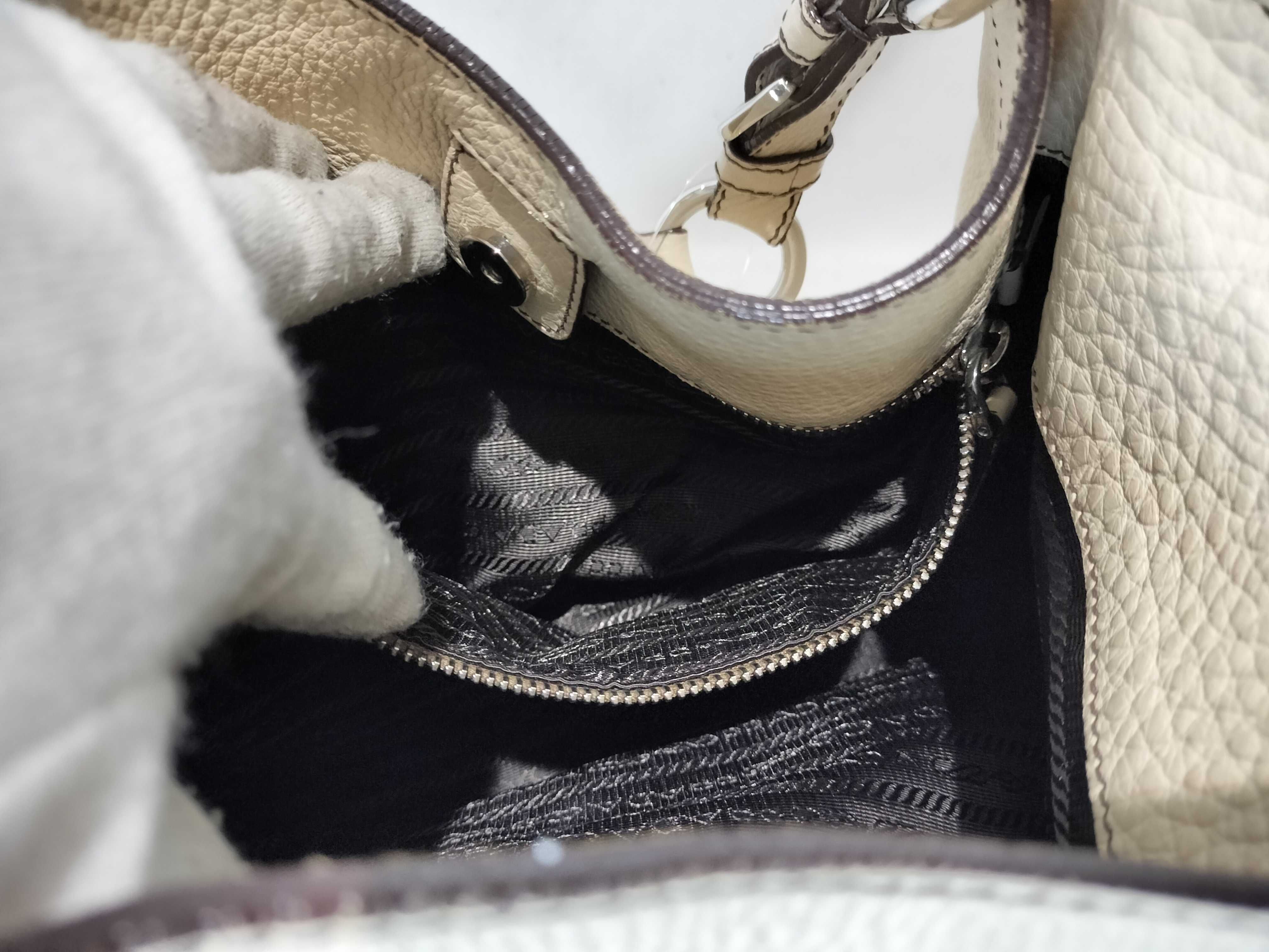 One-Shoulder White / Corner deterioration / Shape distortion considered. Black interior handbag. — view 10