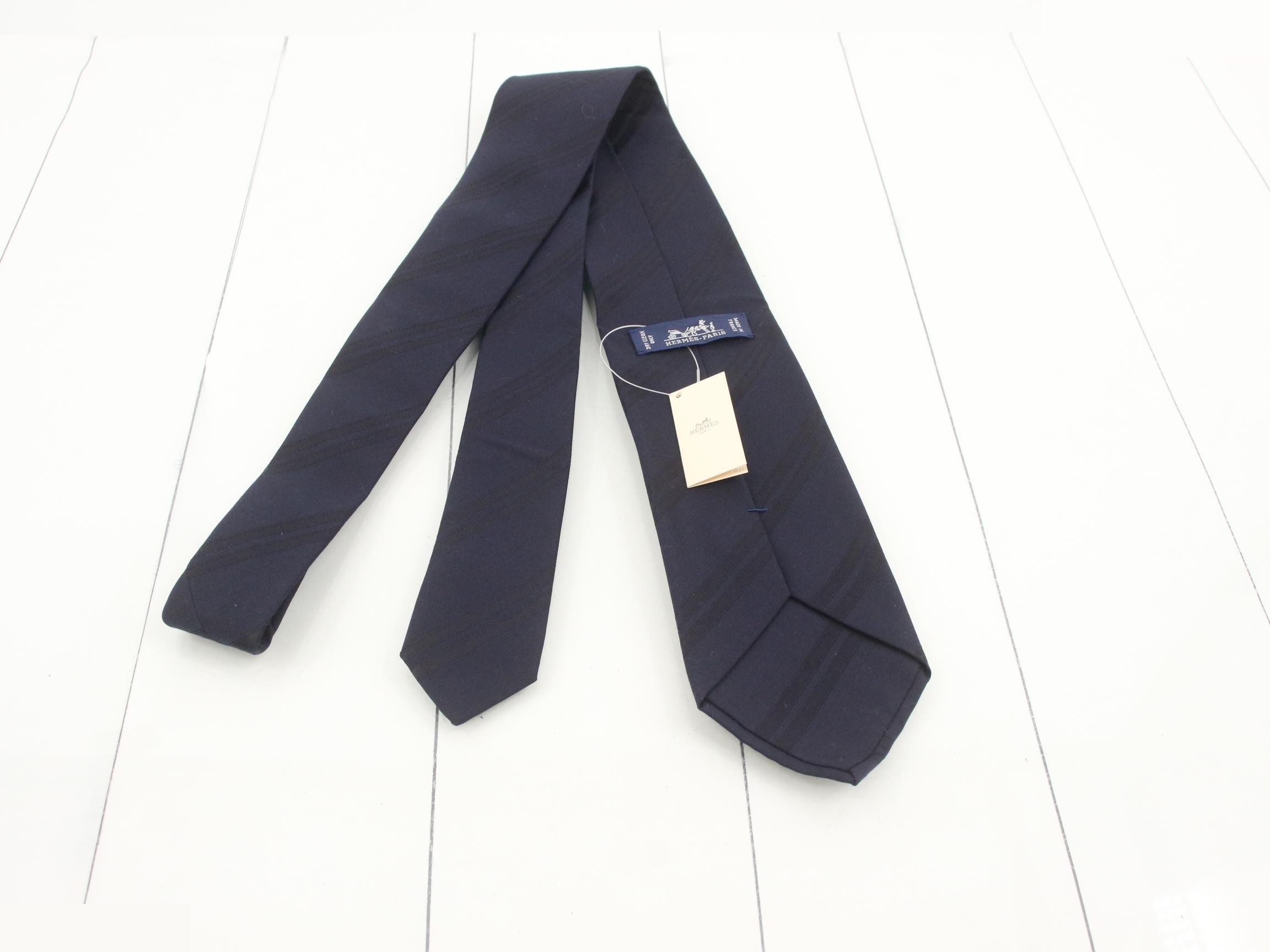 tie — view 2