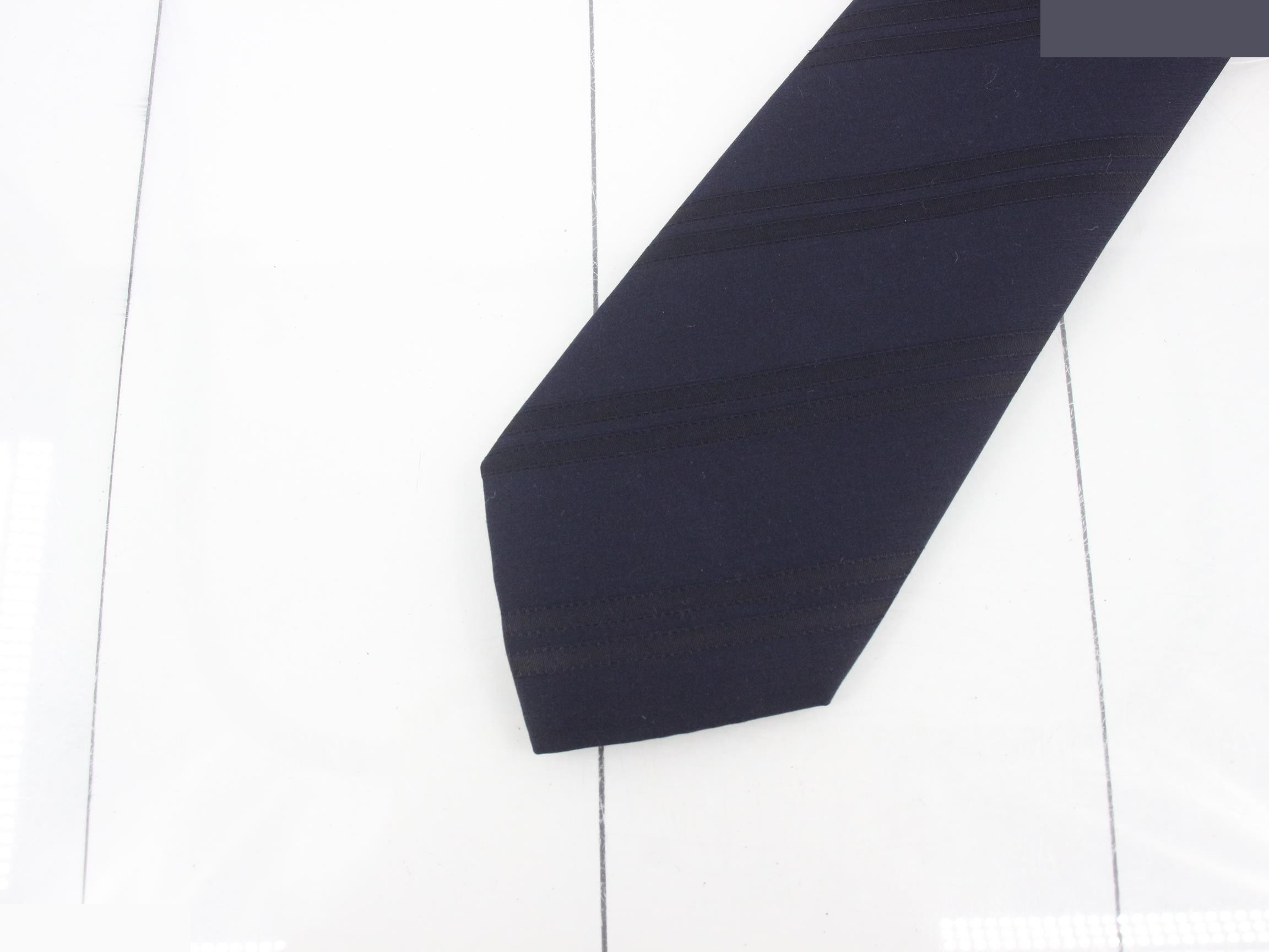 tie — view 3