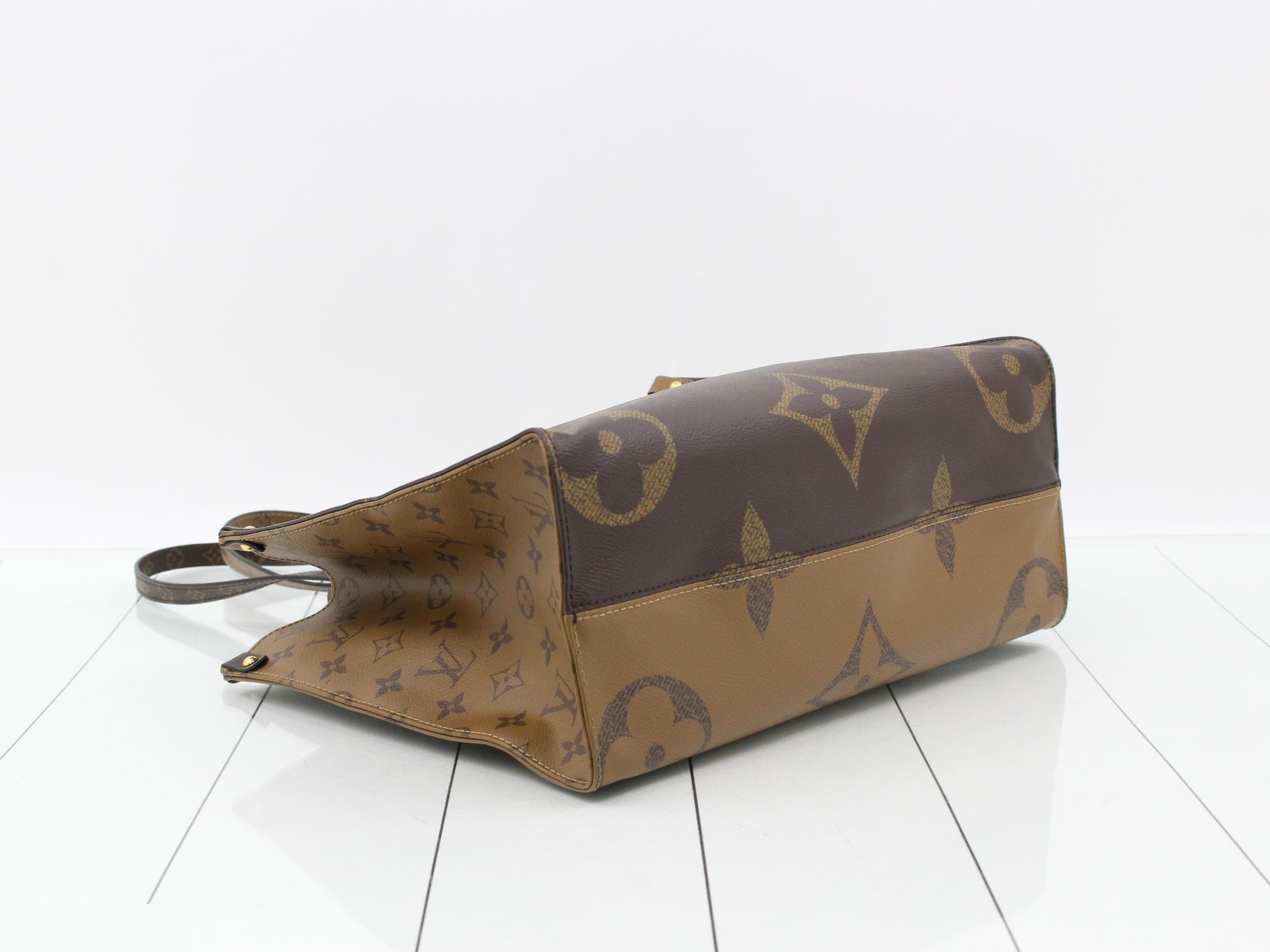 Monogram Giant Reverse OnTheGo MM 2-Way Tote Bag — view 5