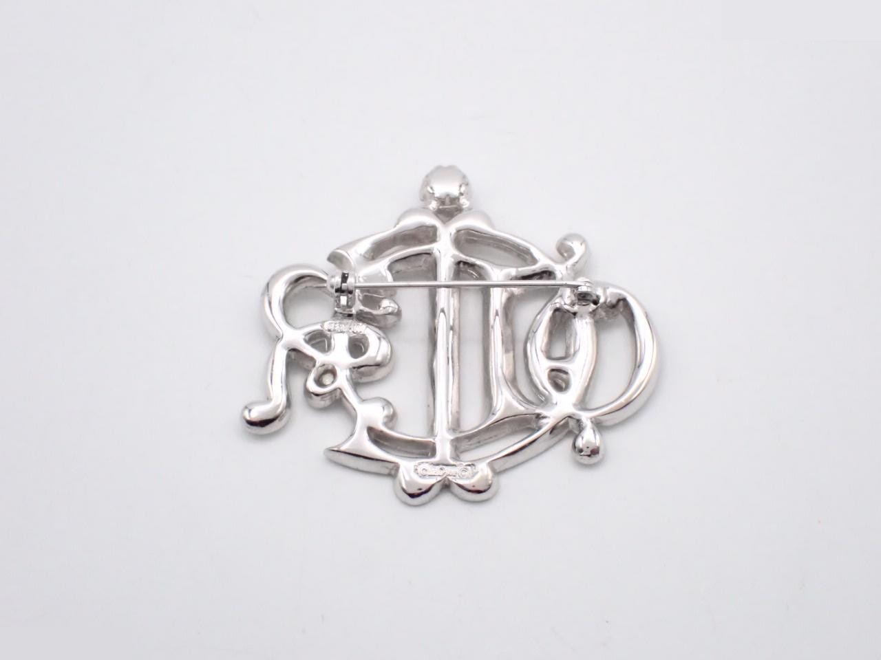 brooch — view 2