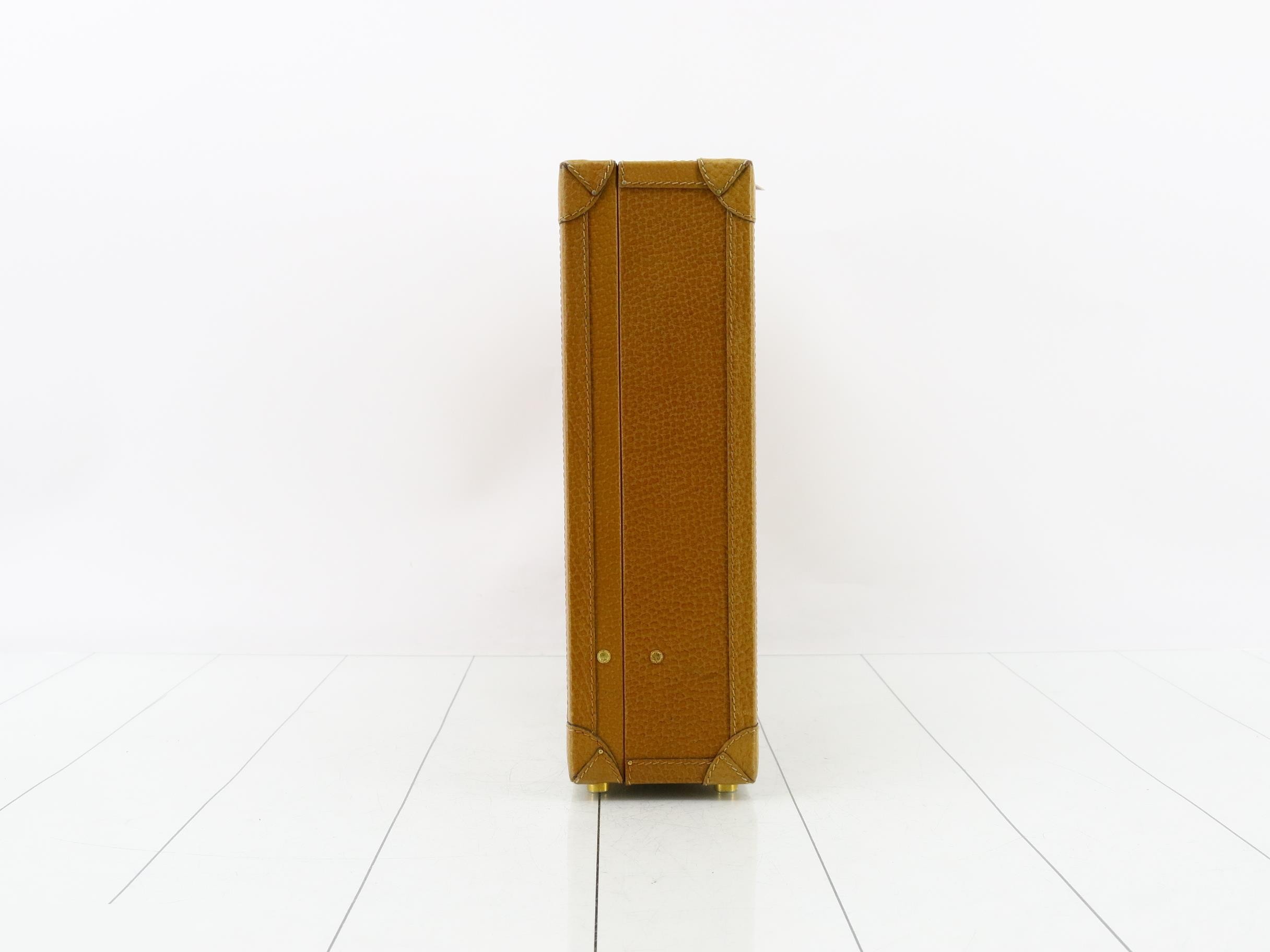 attaché case — view 3
