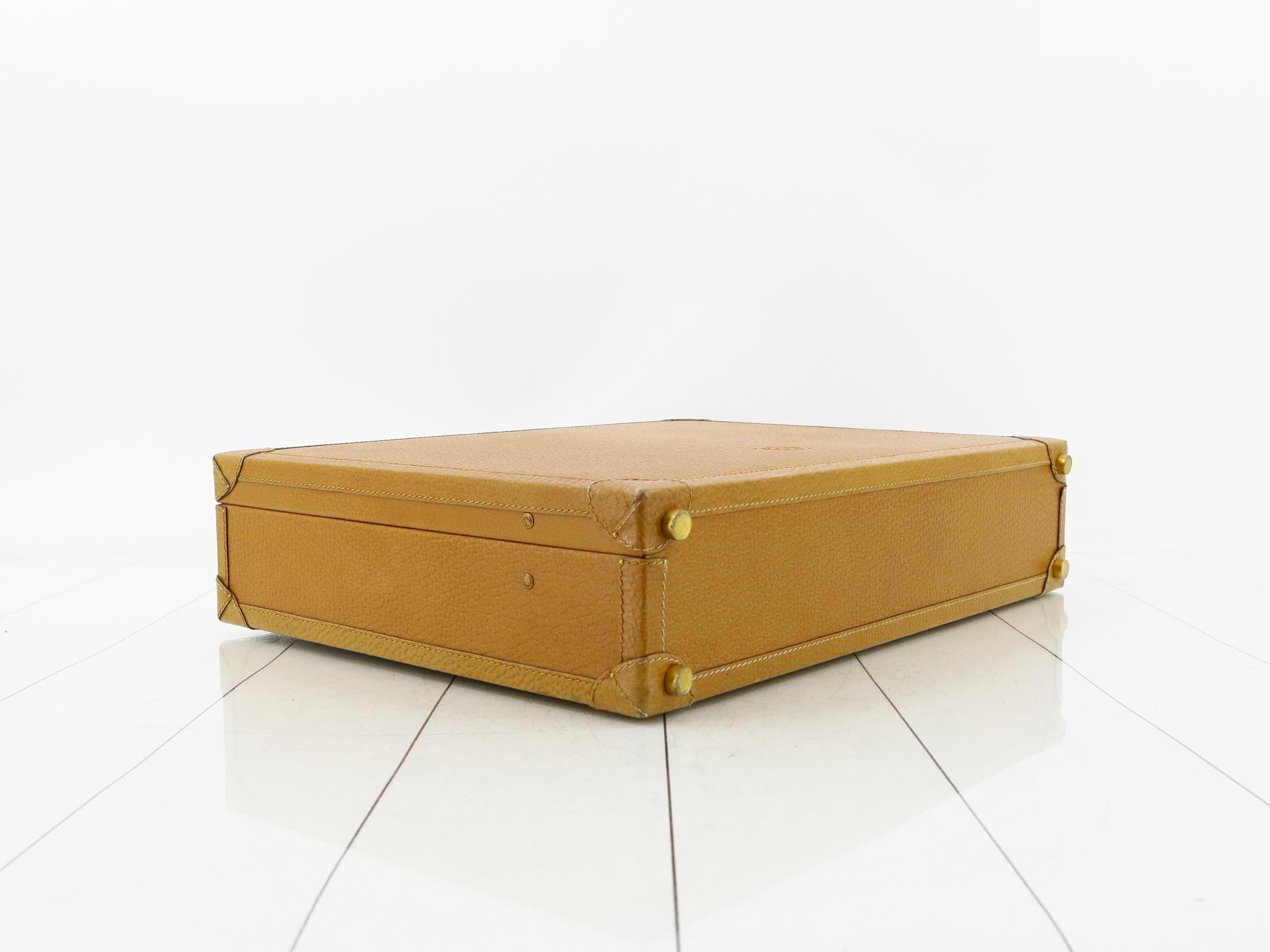 attaché case — view 5