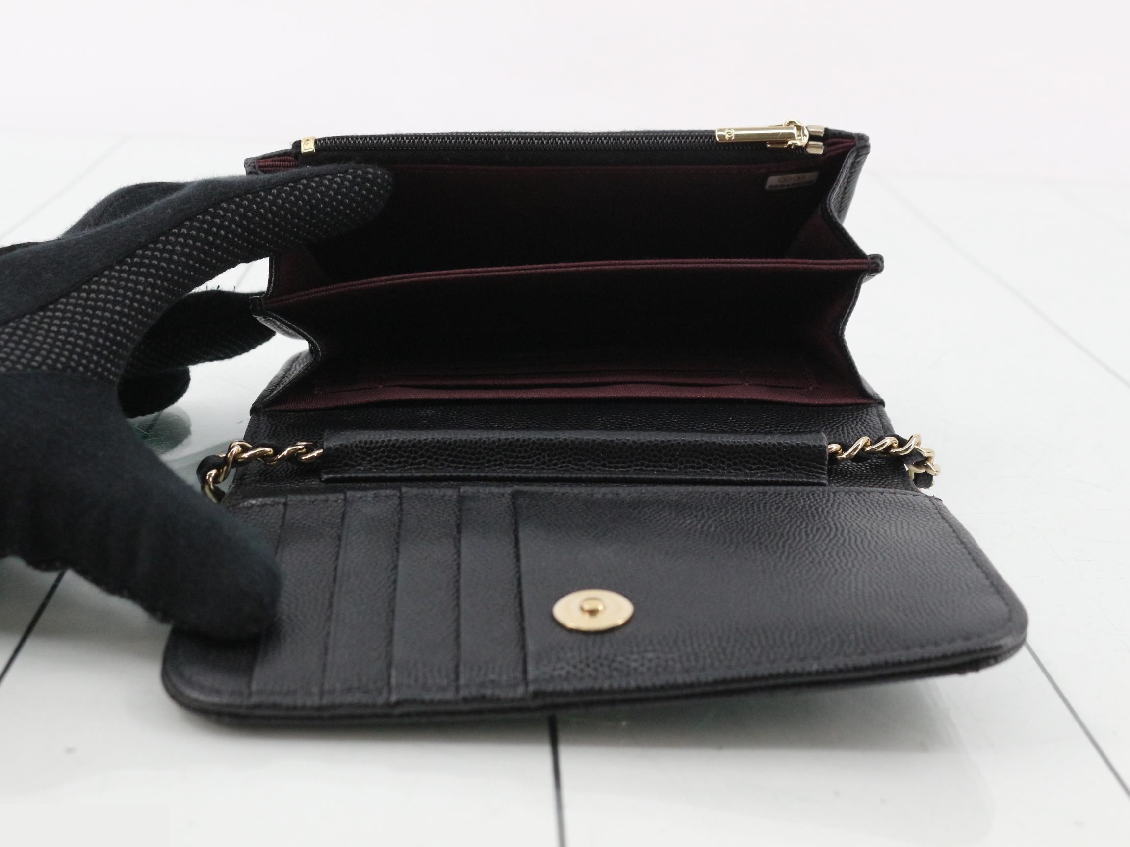 Matelassé Caviar Skin Chain Wallet — view 4