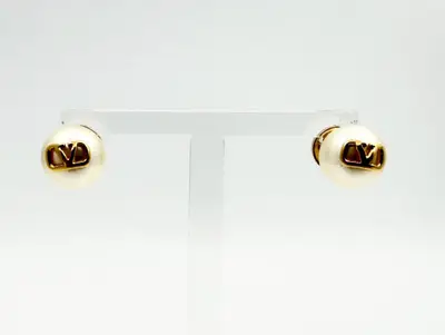 V-logo signature faux pearl earrings