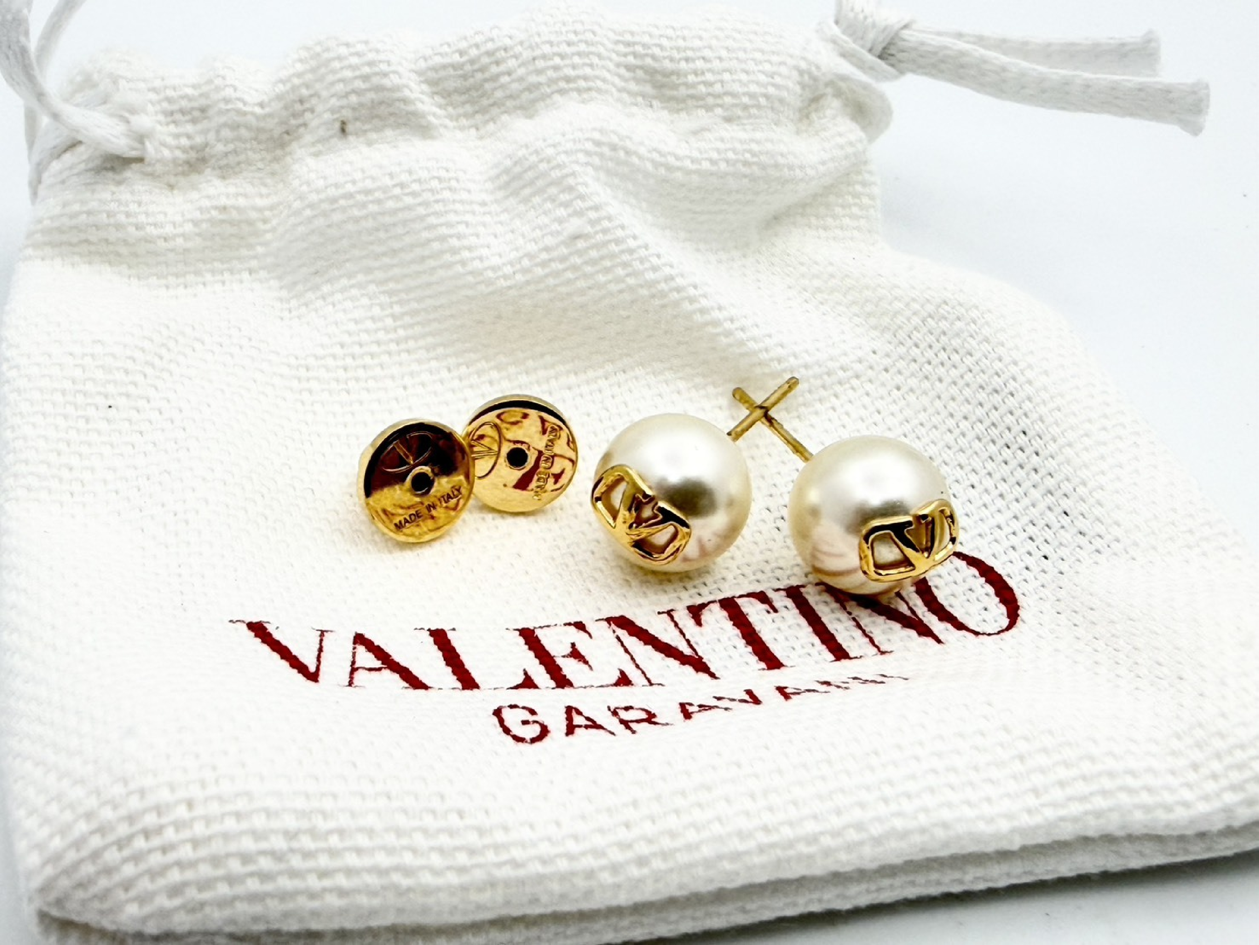 V-logo signature faux pearl earrings — view 2