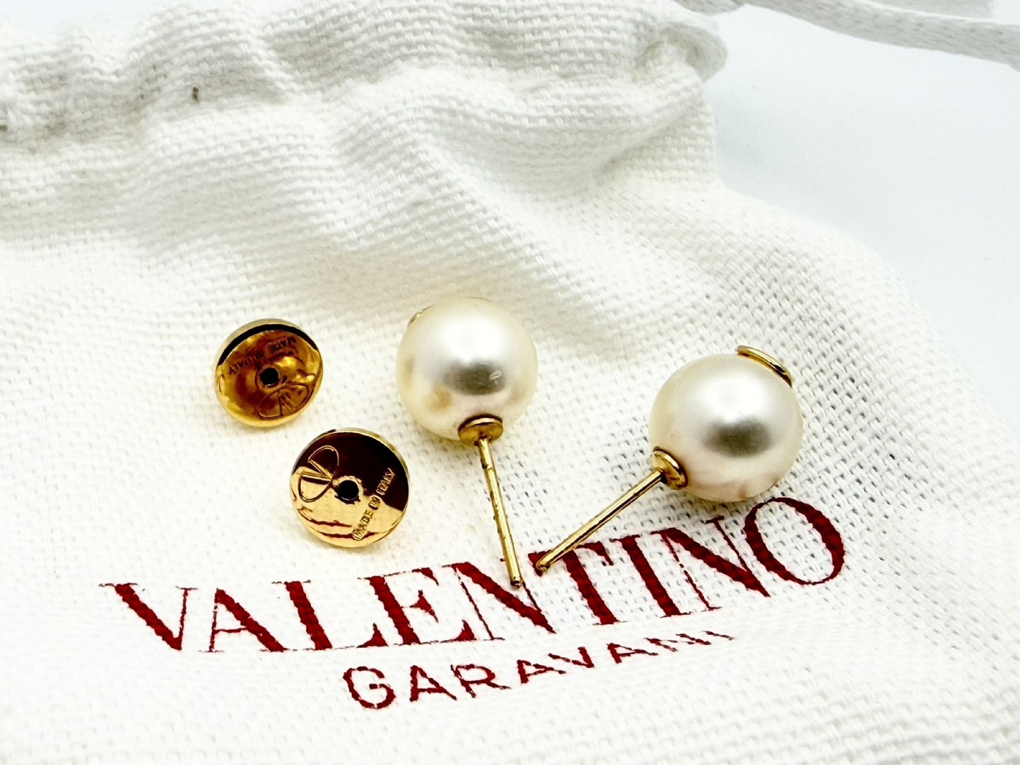 V-logo signature faux pearl earrings — view 3