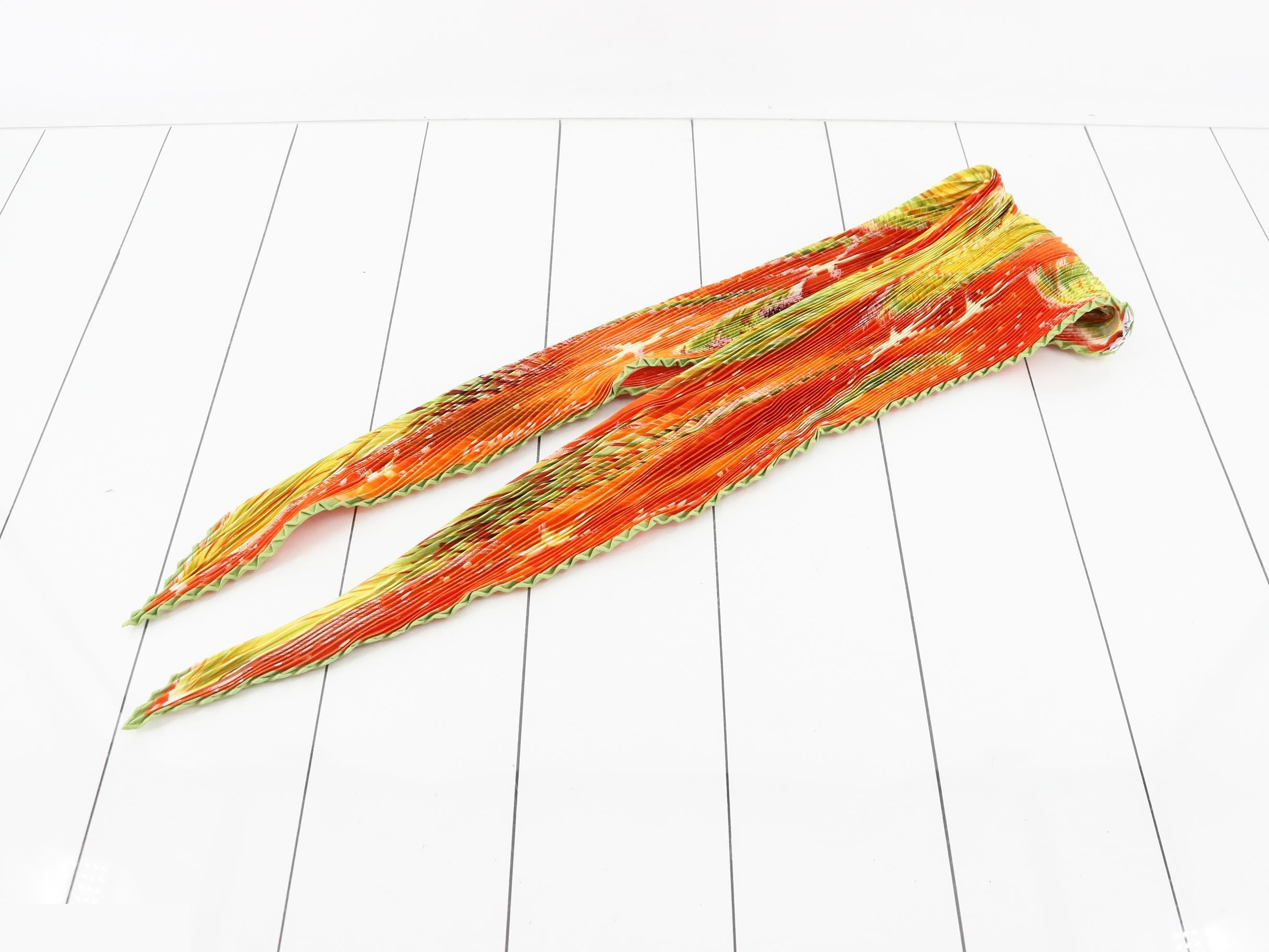 Pleated scarf in box — view 3