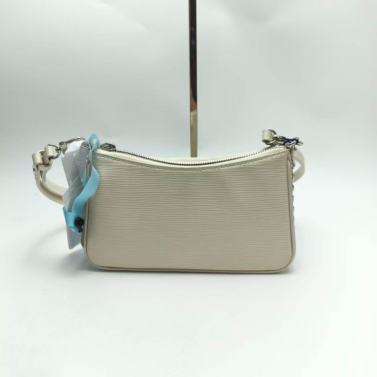 【*Shipped from: China*】LOUIS VUITTON Easy Pouch Leather Shoulder Bag — view 2