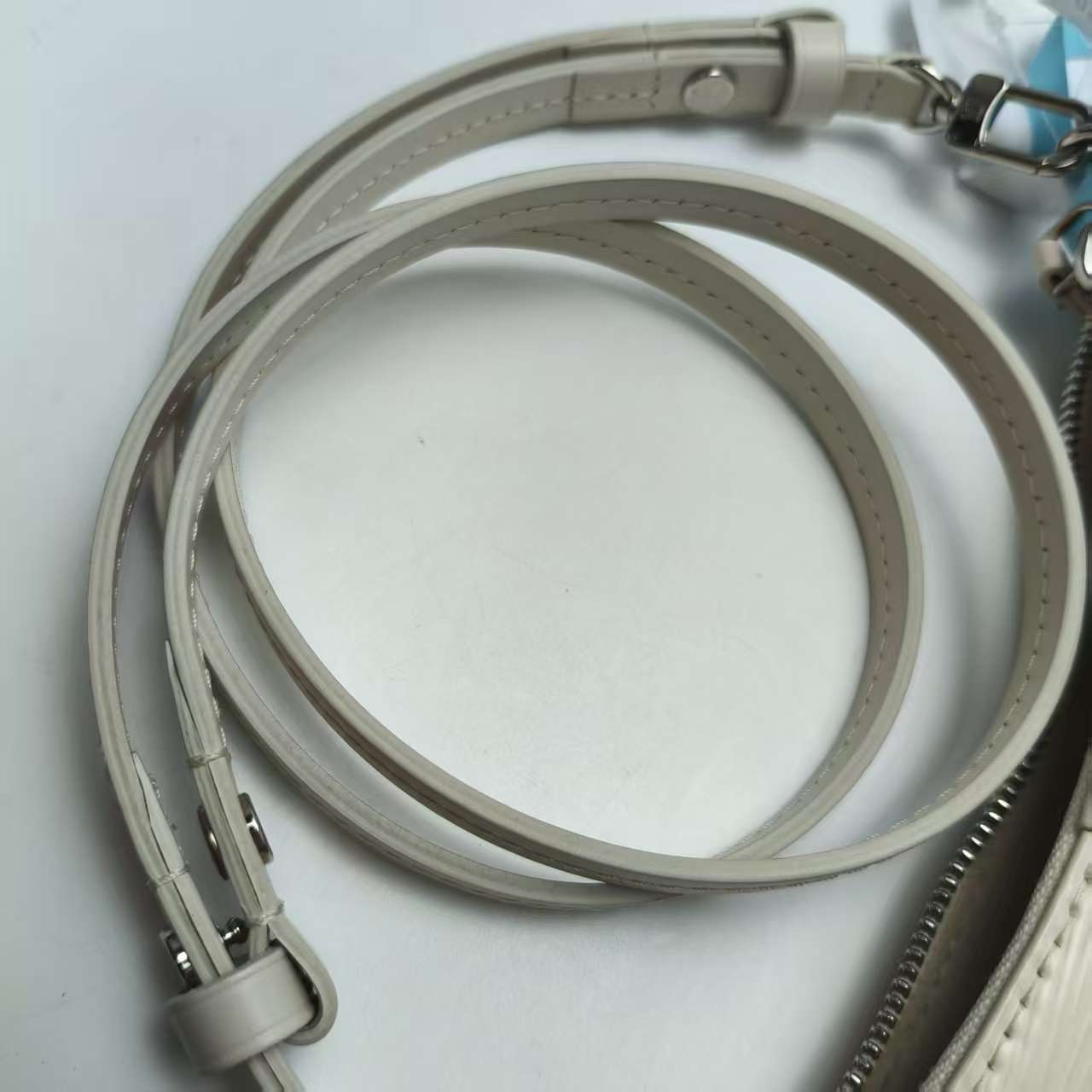 【*Shipped from: China*】LOUIS VUITTON Easy Pouch Leather Shoulder Bag — view 10