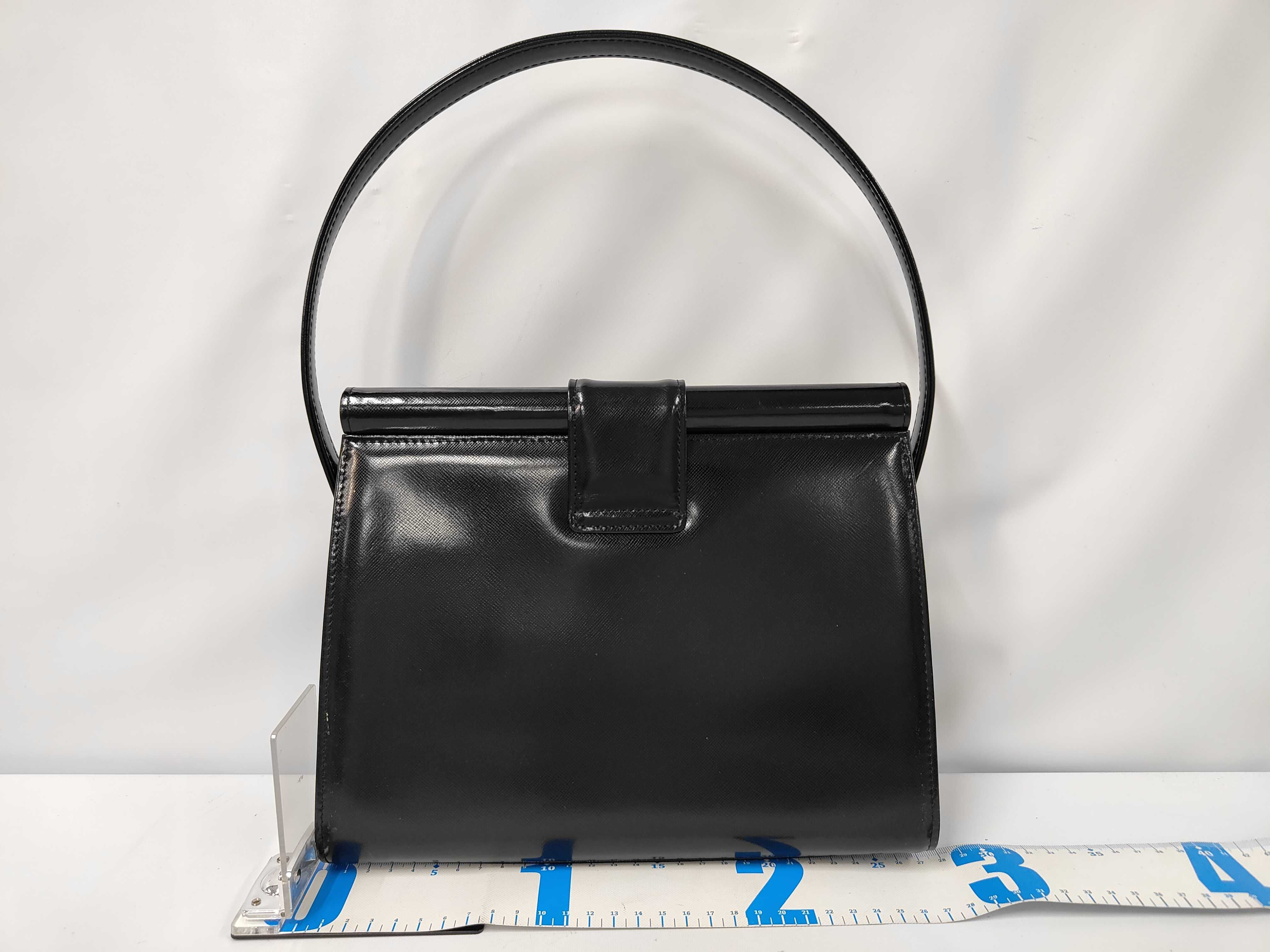 logo plate handbag, leather, black shoulder bag — view 2