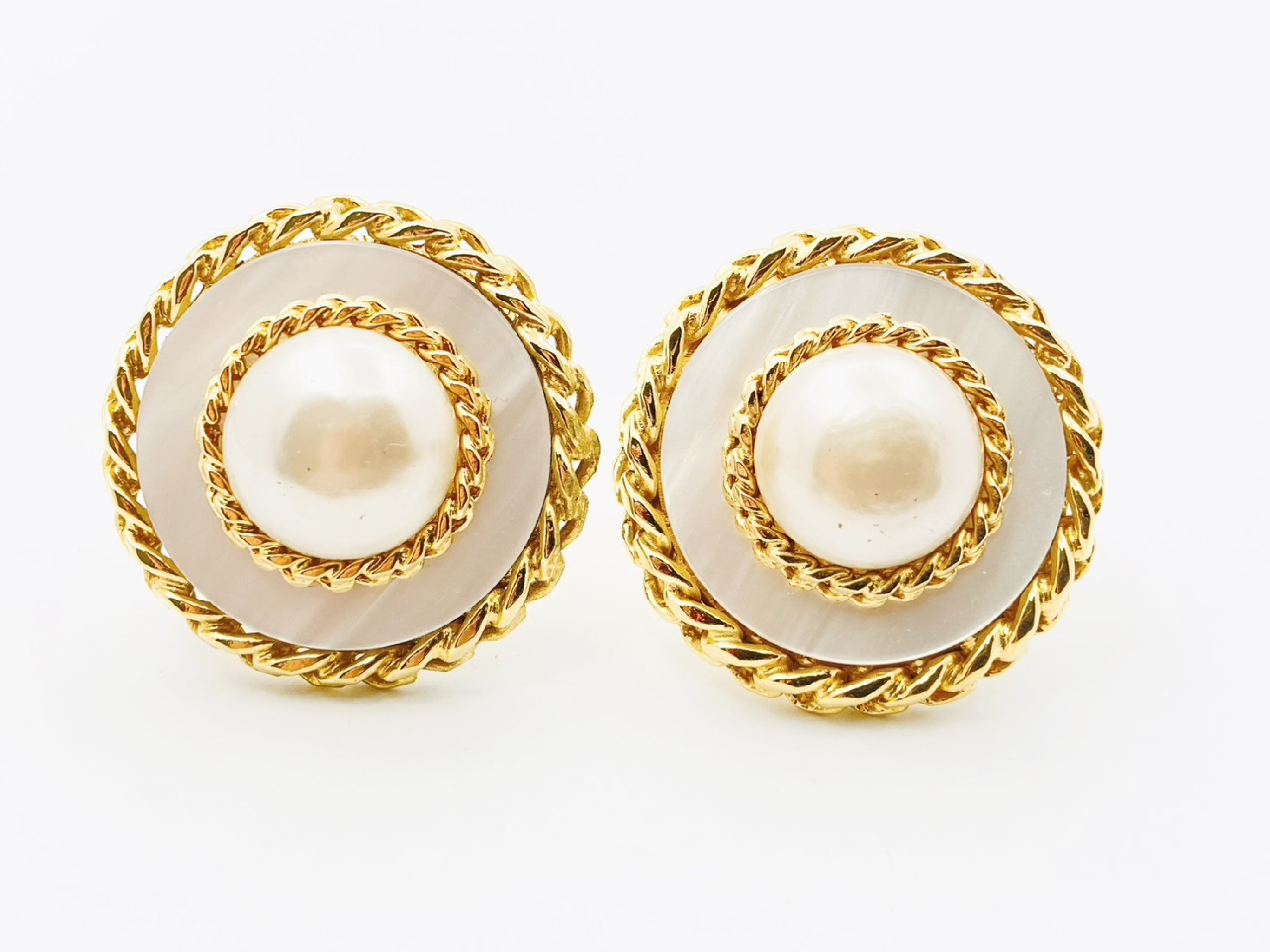 Faux Pearl x Shell Side Chain Round Earrings (25, Gold, Large)