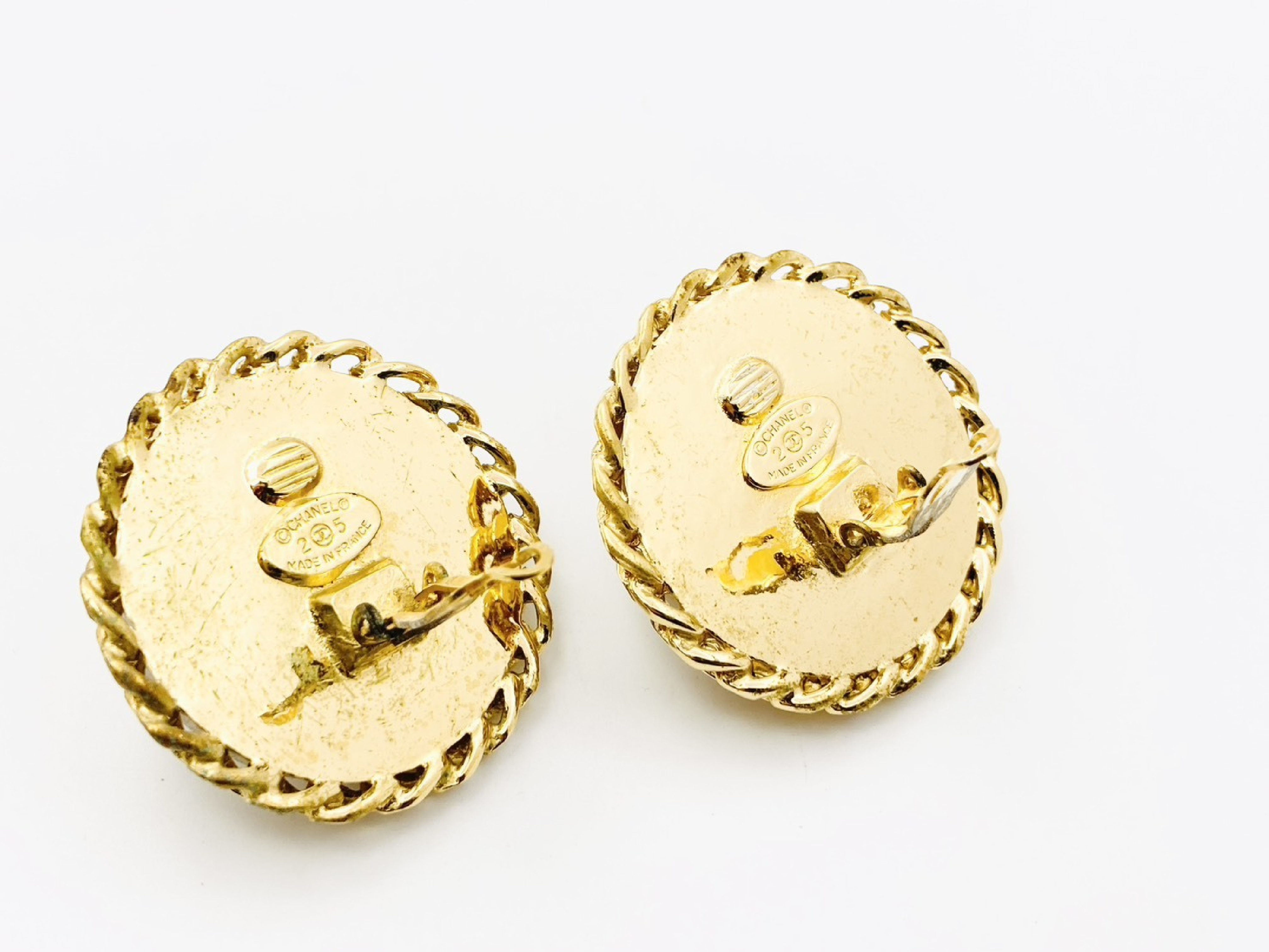 Faux Pearl x Shell Side Chain Round Earrings (25, Gold, Large) — view 3