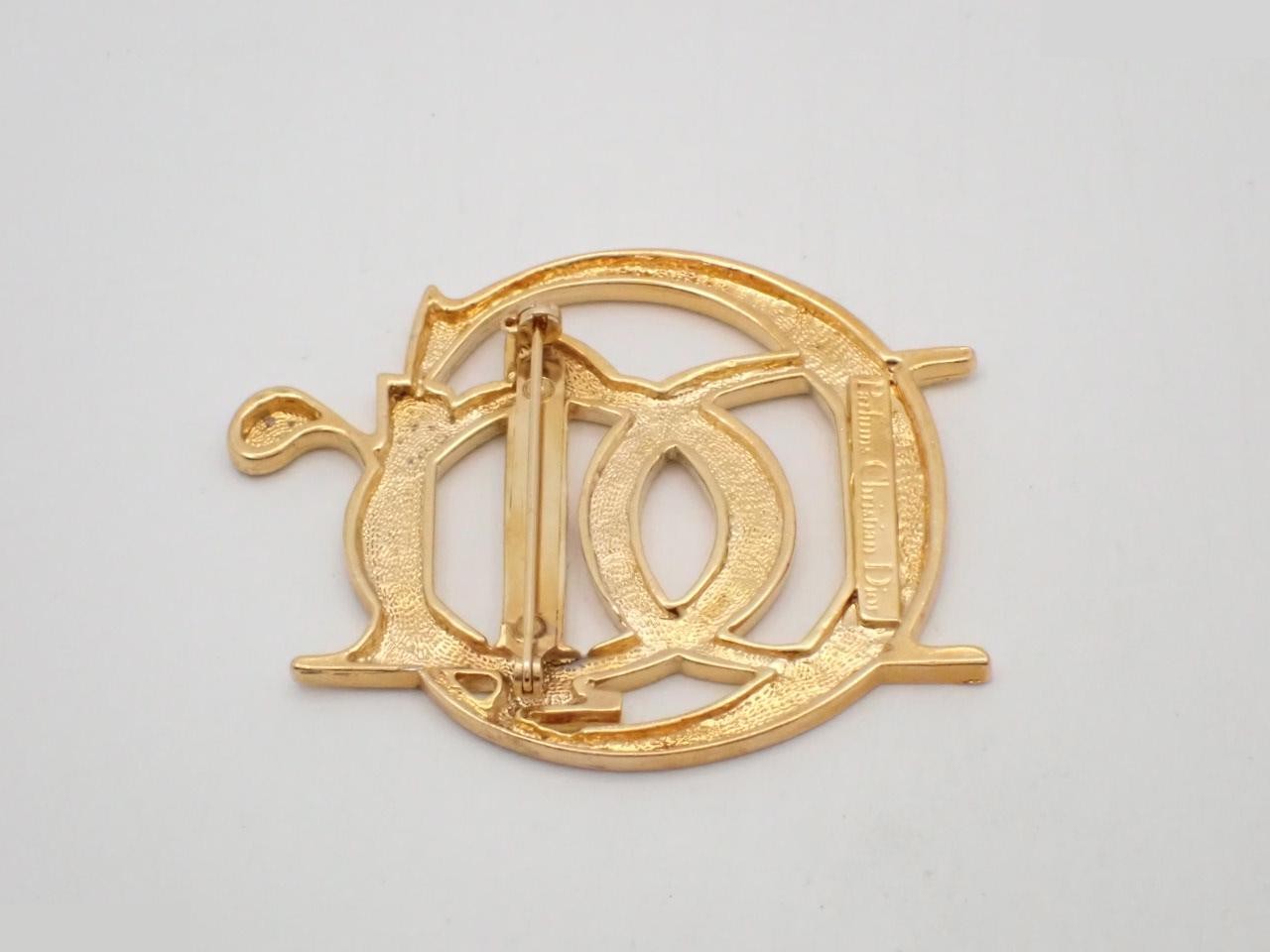 Gold brooch — view 2