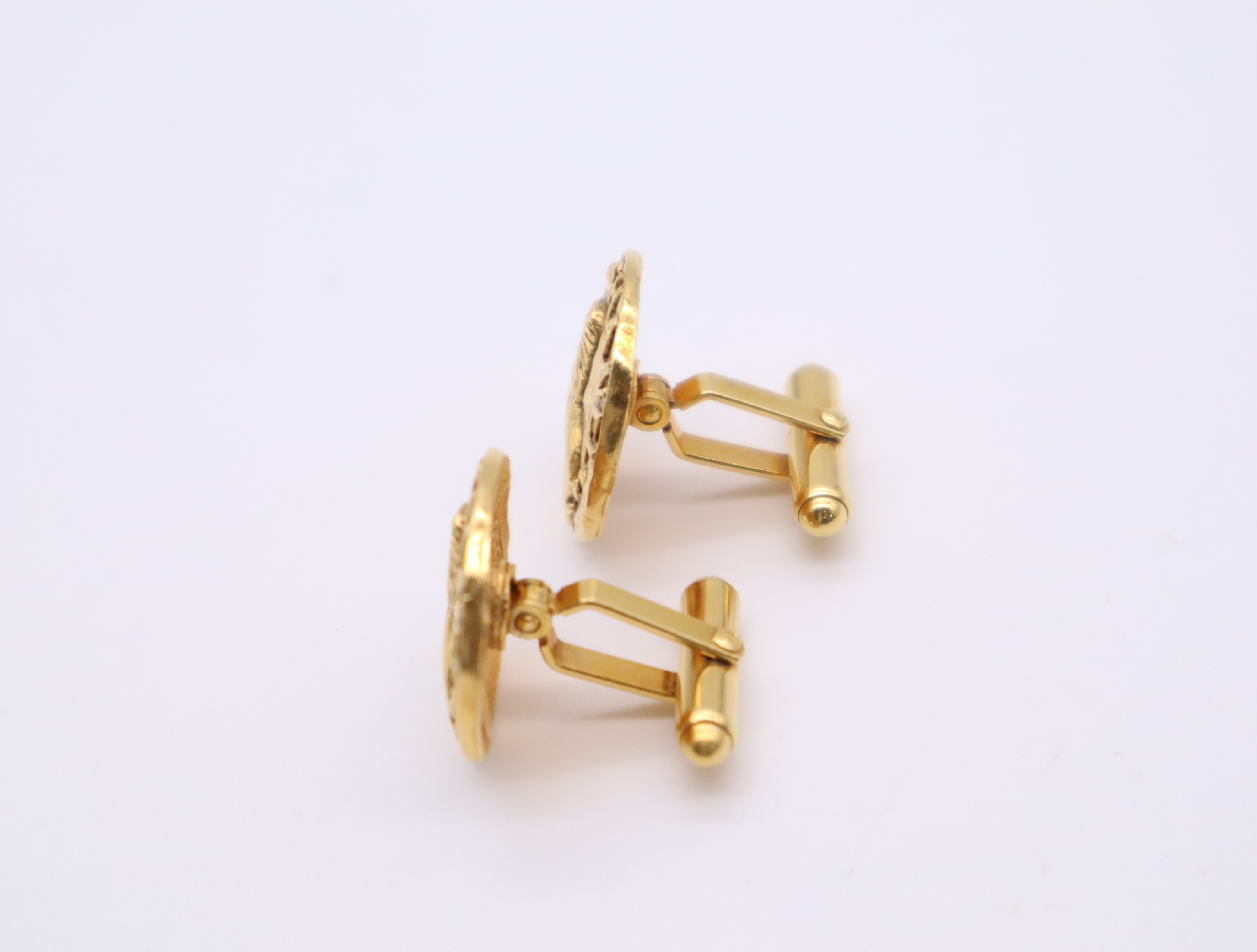 GP Logo Lion Cufflink Set (Tie Clip & Cufflinks) — view 3
