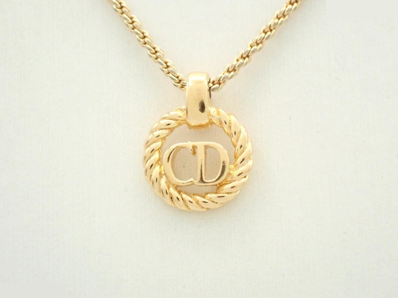 Gold necklace, chain approximately 44cm