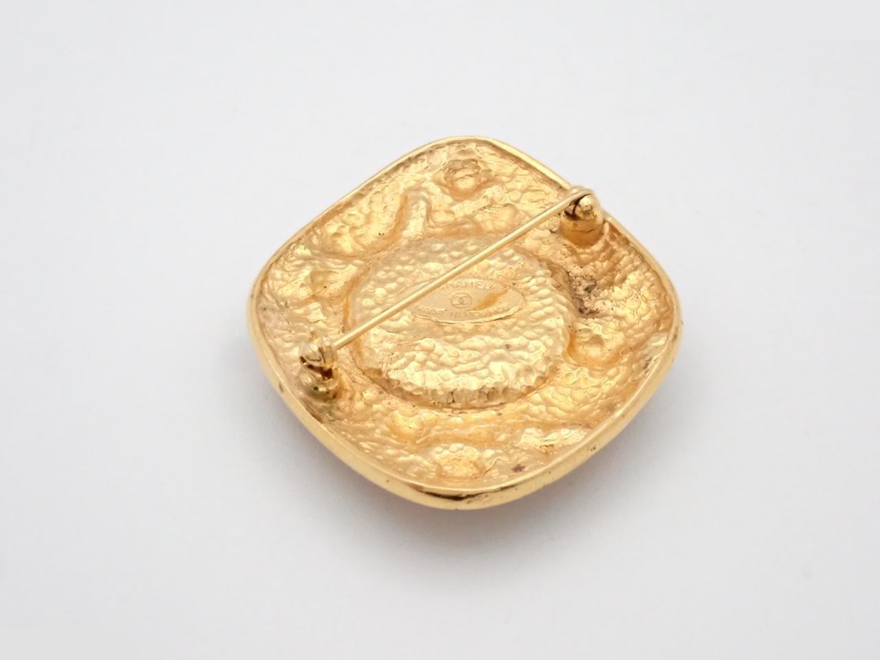 Pearl and gold brooch — view 2