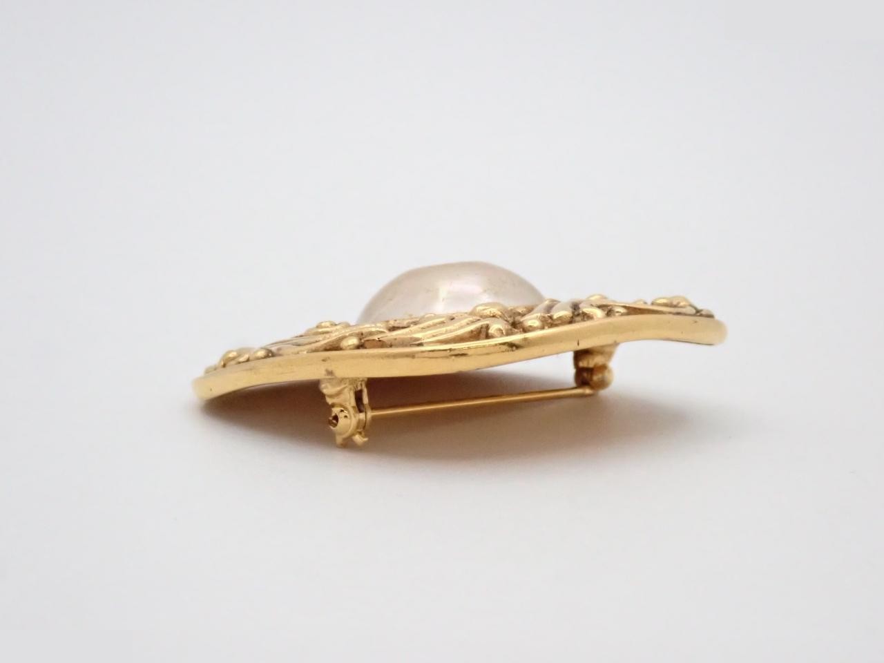 Pearl and gold brooch — view 3