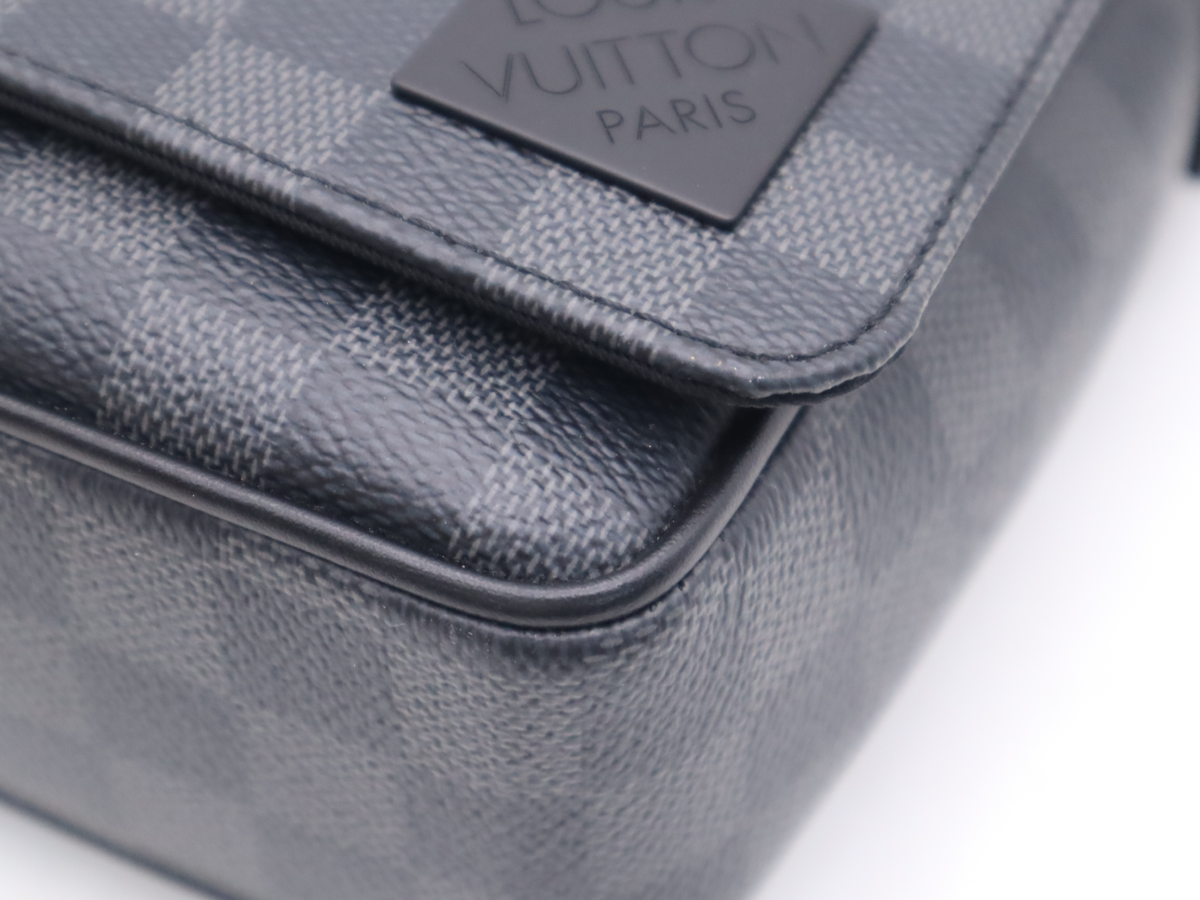N42710 Graphite District PM NV3 Shoulder Bag with Dust Bag, RFID Tested. — view 9