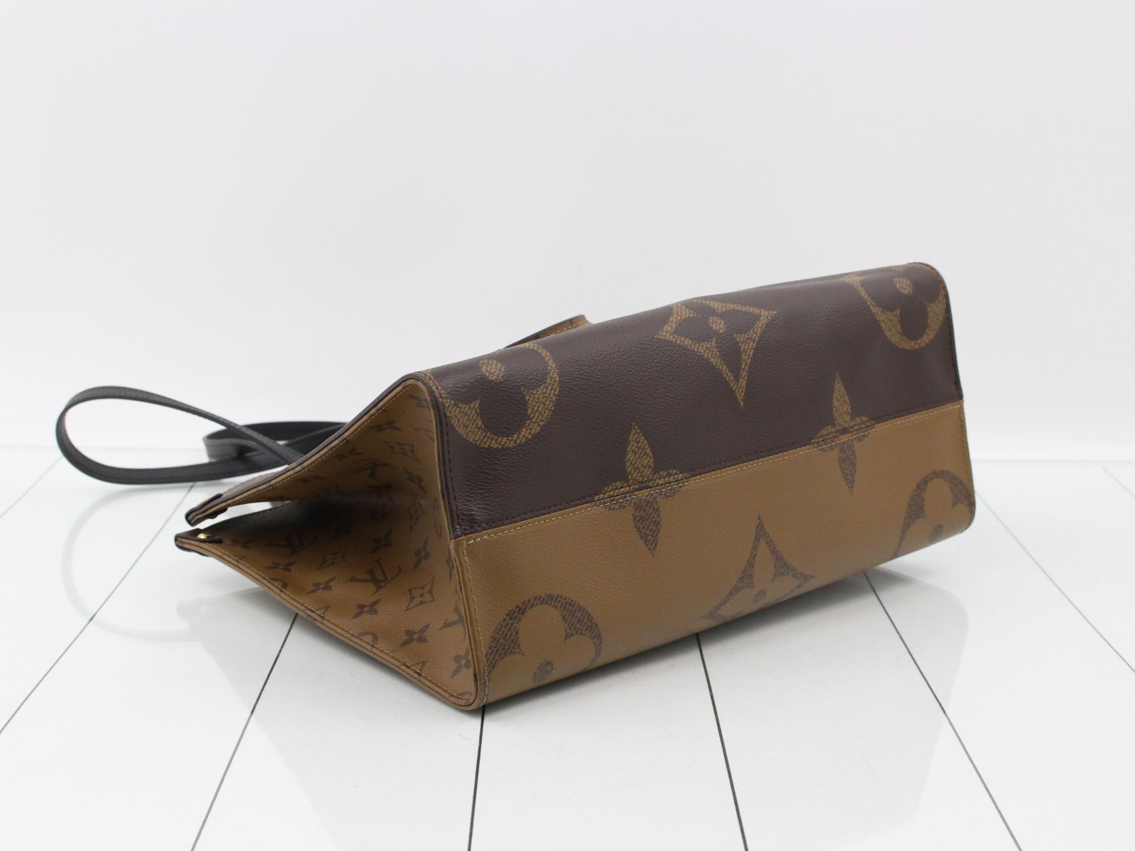 Monogram Giant Reverse OnTheGo MM 2-Way Tote Bag — view 5