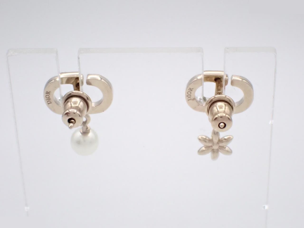 gold earrings — view 2