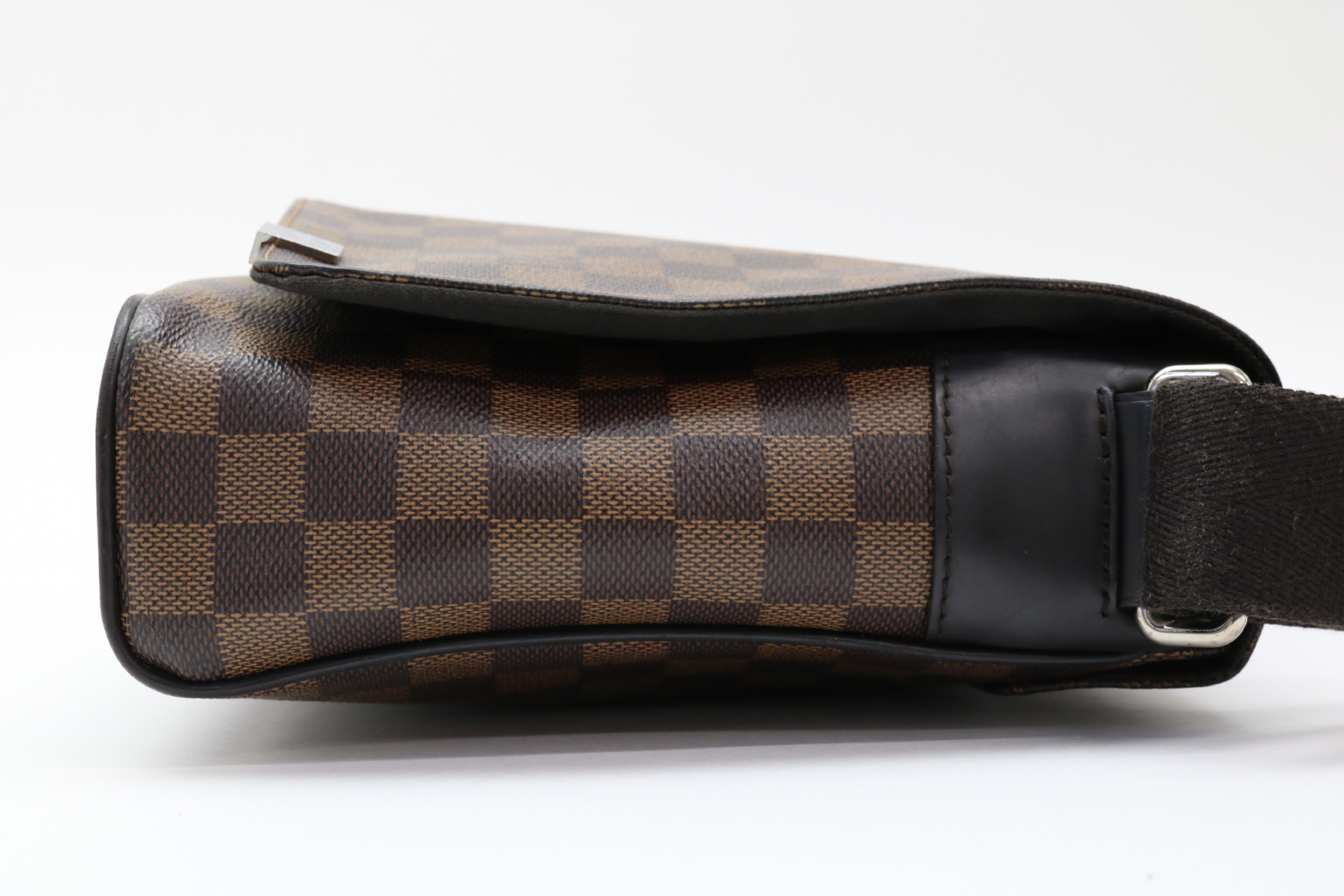 Damier District PM Shoulder Bag — view 4