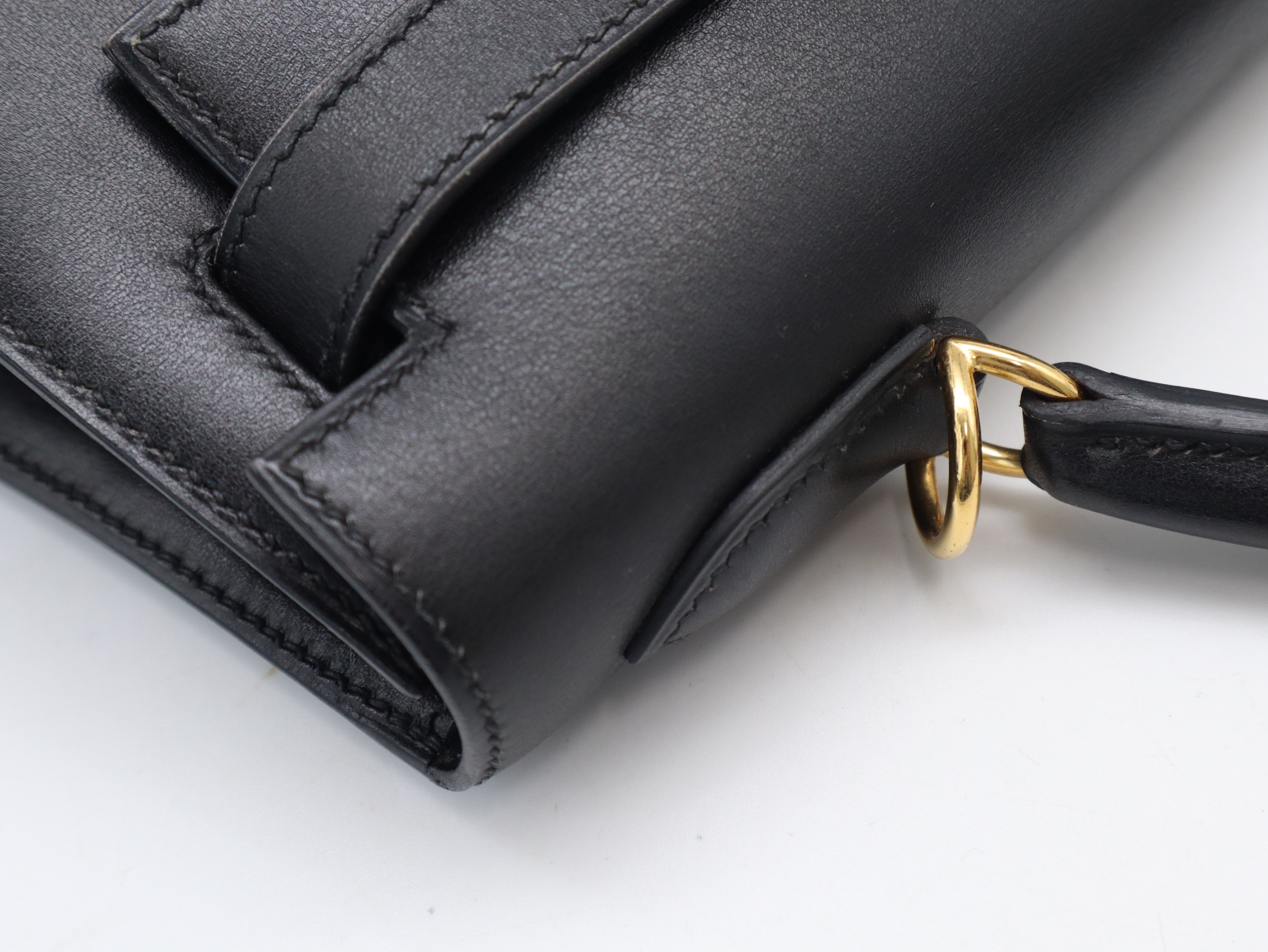 Kelly 28 handbag, W stamp, Taurillon leather, gold hardware, Noir (black), includes shoulder strap, clochette, padlock, 2 keys, box, and dust bag. — view 7