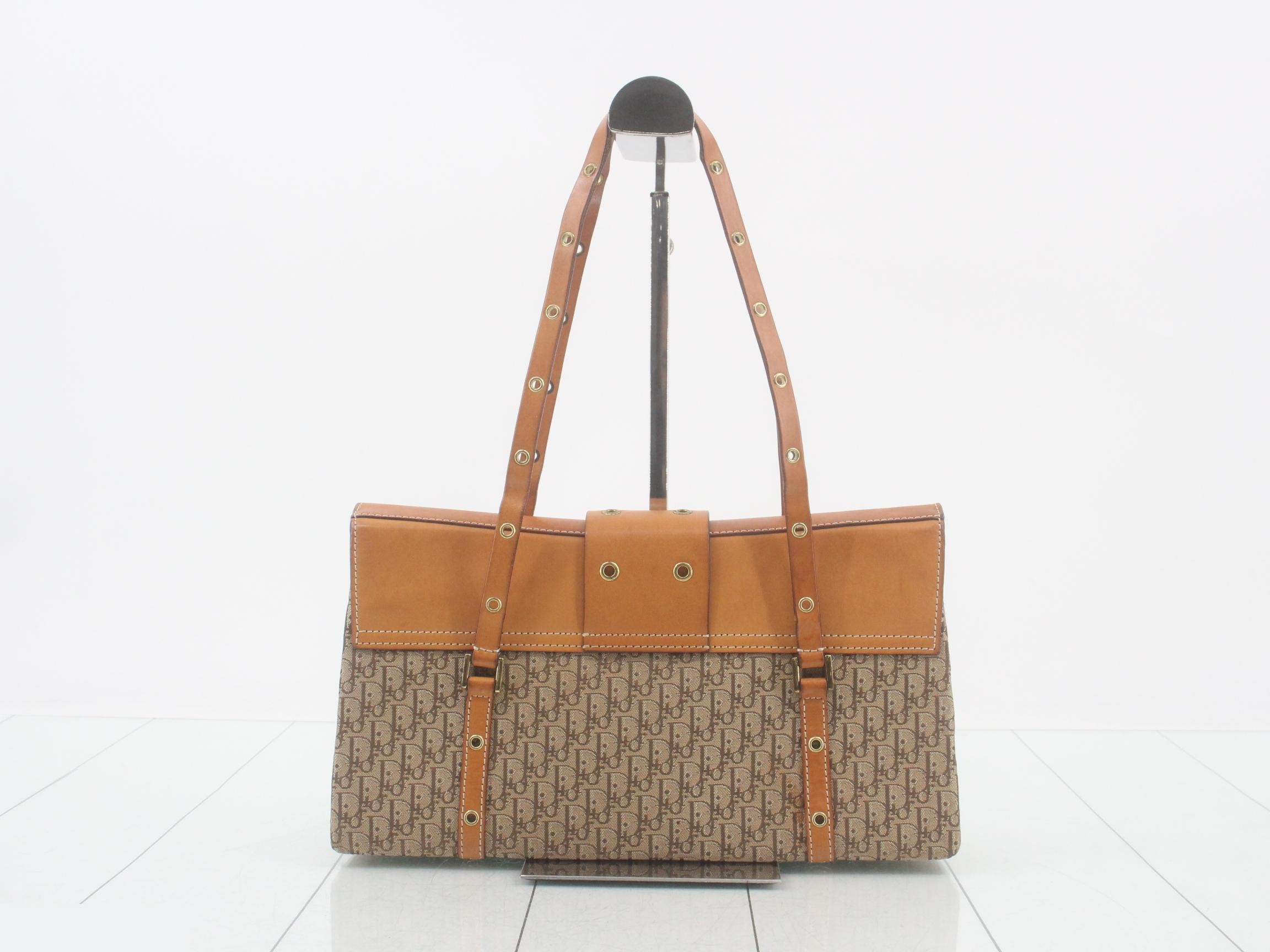 Street Chic Trotter (Bag) - Shoulder Bag — view 2
