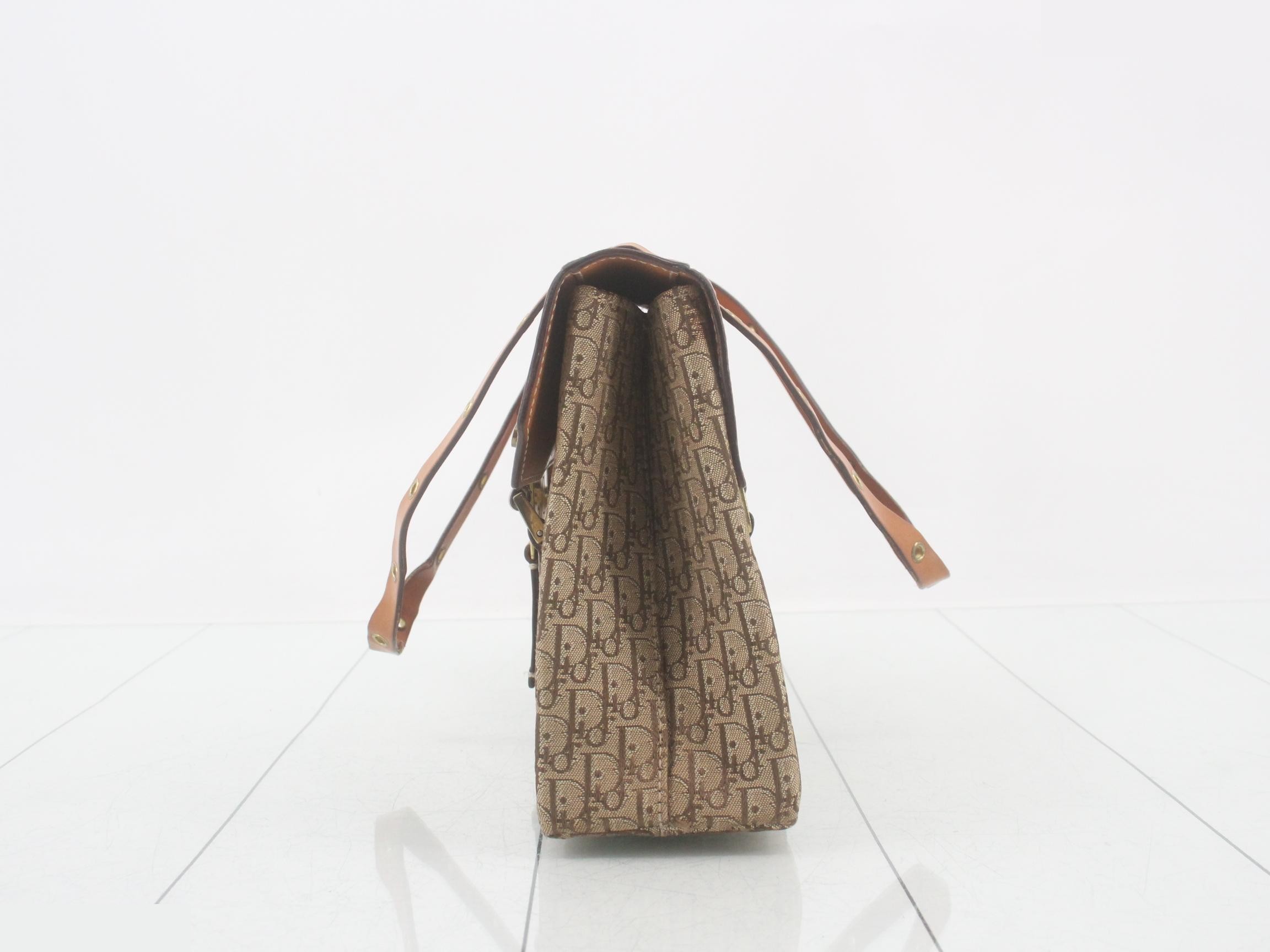 Street Chic Trotter (Bag) - Shoulder Bag — view 3