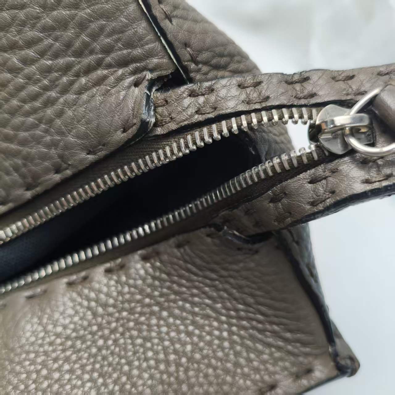 【*Shipped from: China*】FENDI Leather Shoulder Bag — view 14