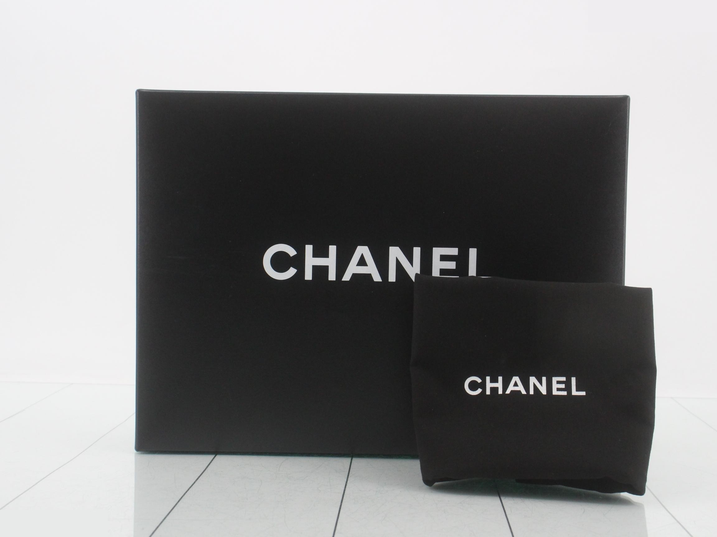 French Riviera Chain Shoulder Bag, Series 17, Caviar Leather — view 7