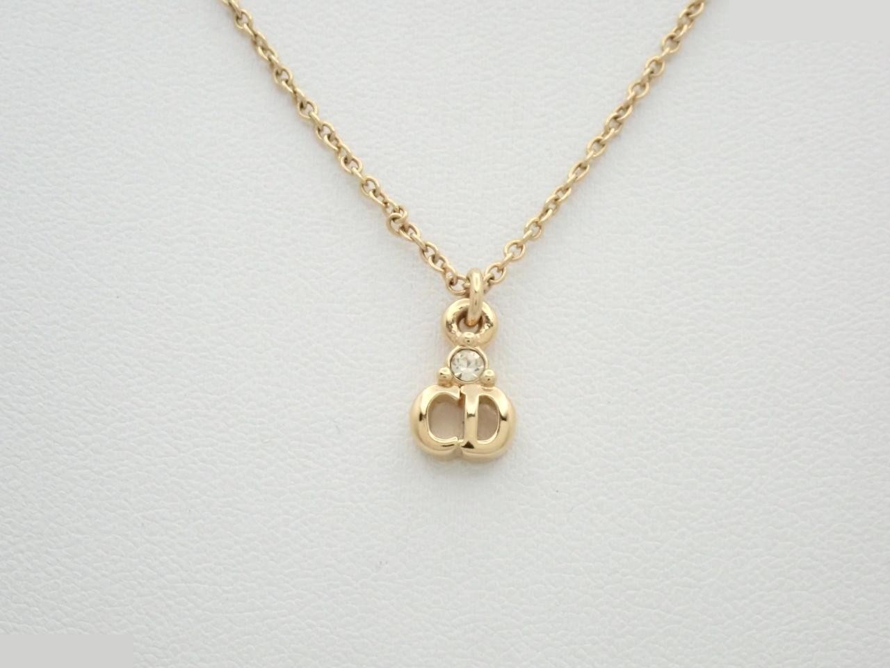 Necklace: Neck circumference approximately 47 cm