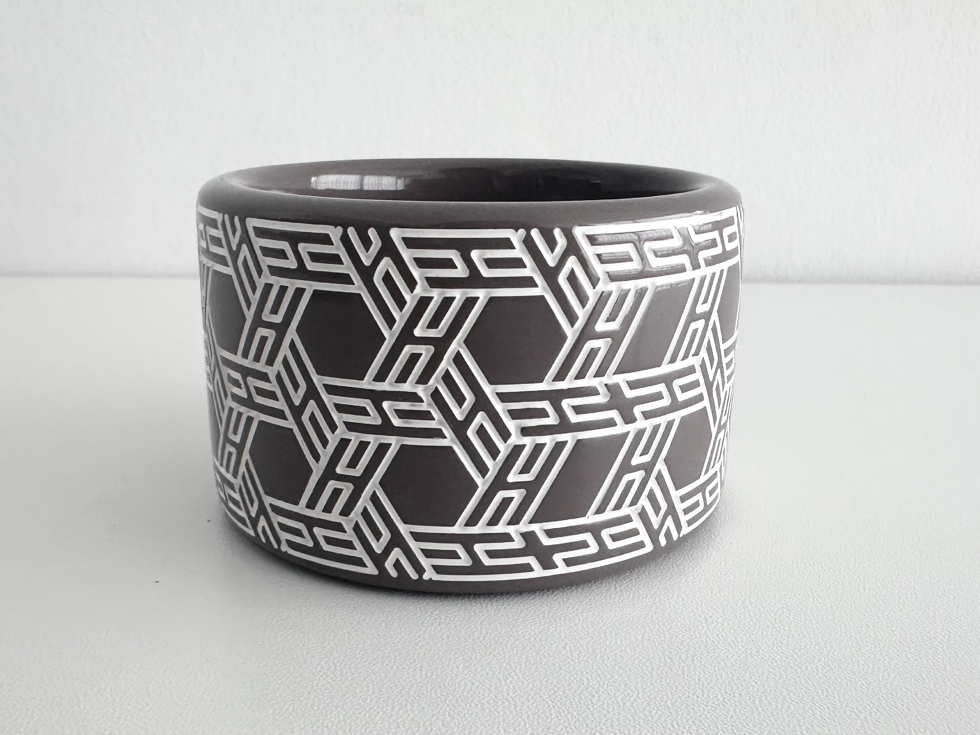 lacquered bangle with H-shaped engraving, lacquered bracelet/bangle — view 2