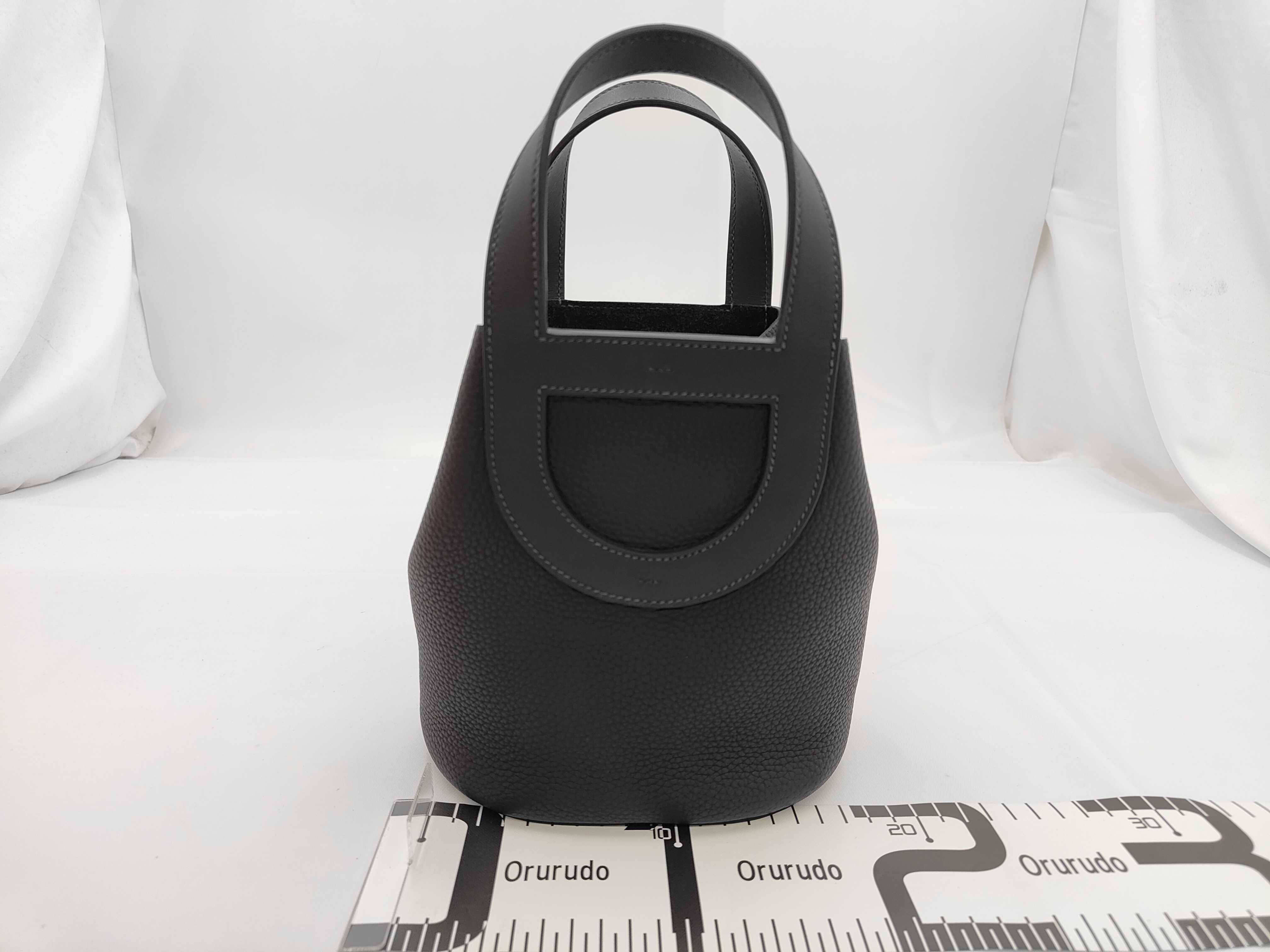 In the Loop Taurillon Clemence/Swift 18 Black Bag, W Stamp, Size 41, Handbag — view 2