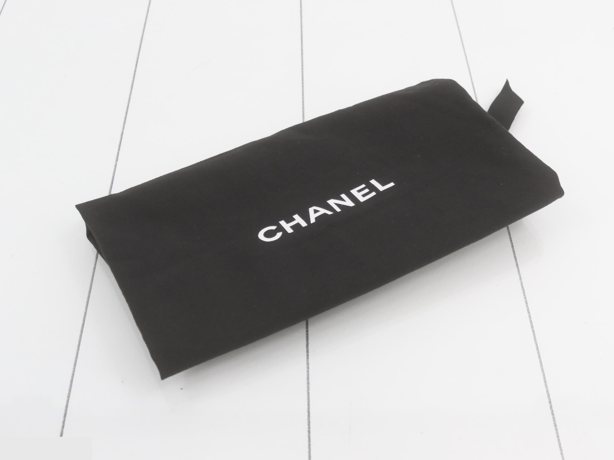 Matelassé Caviar Skin Chain Wallet — view 5