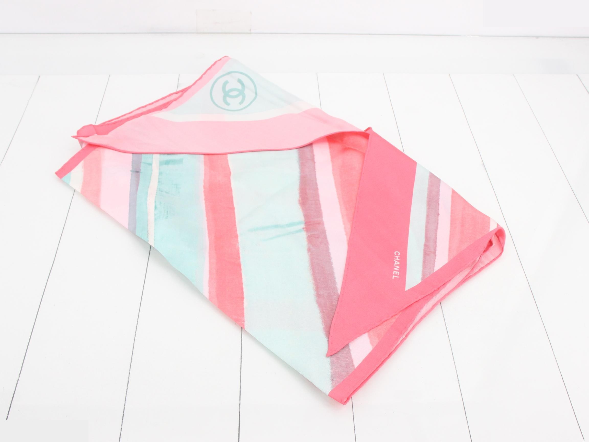 Scarf with tag