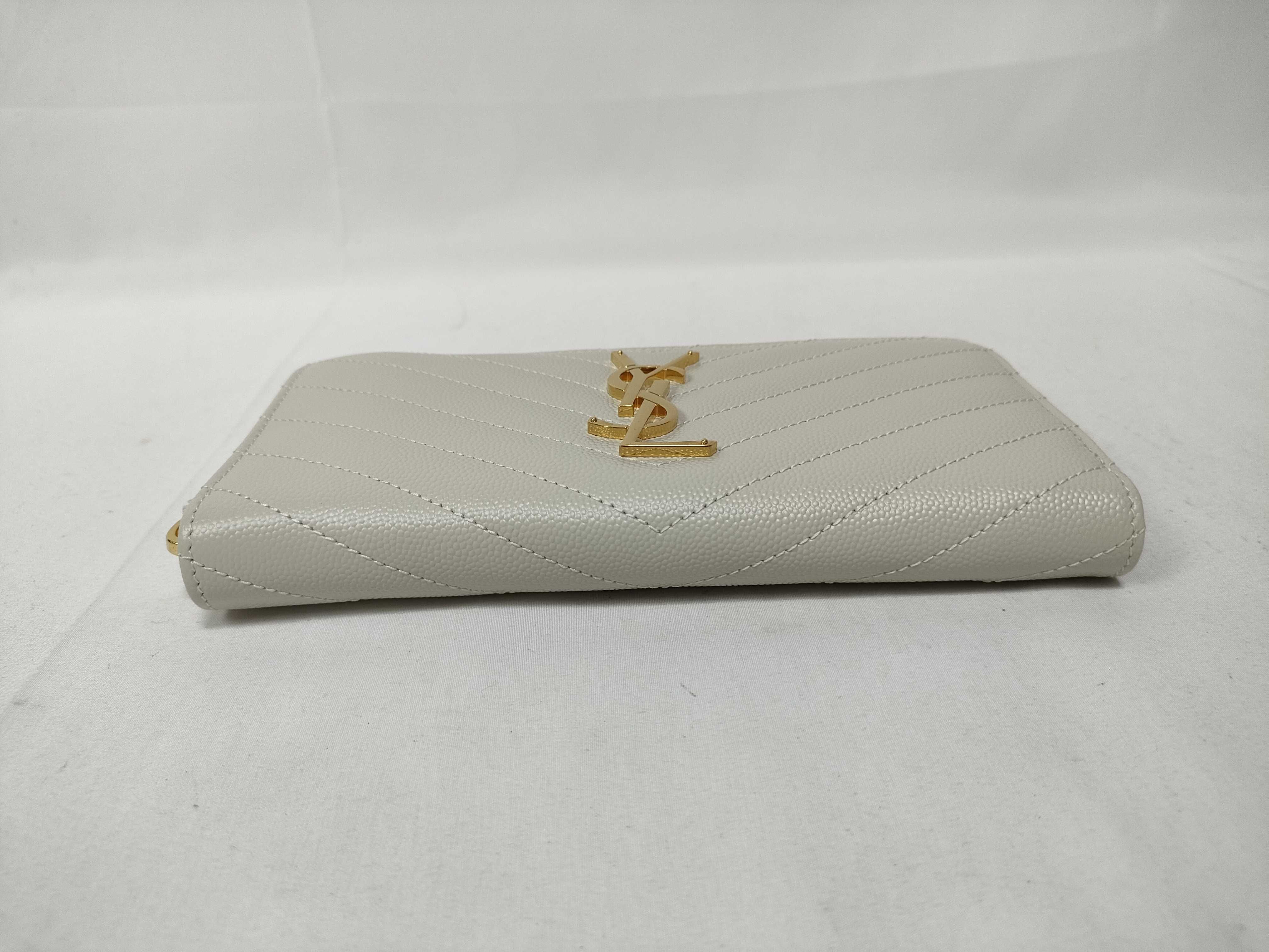 Unused Round Zipper Long Wallet Caviar Wallet — view 6