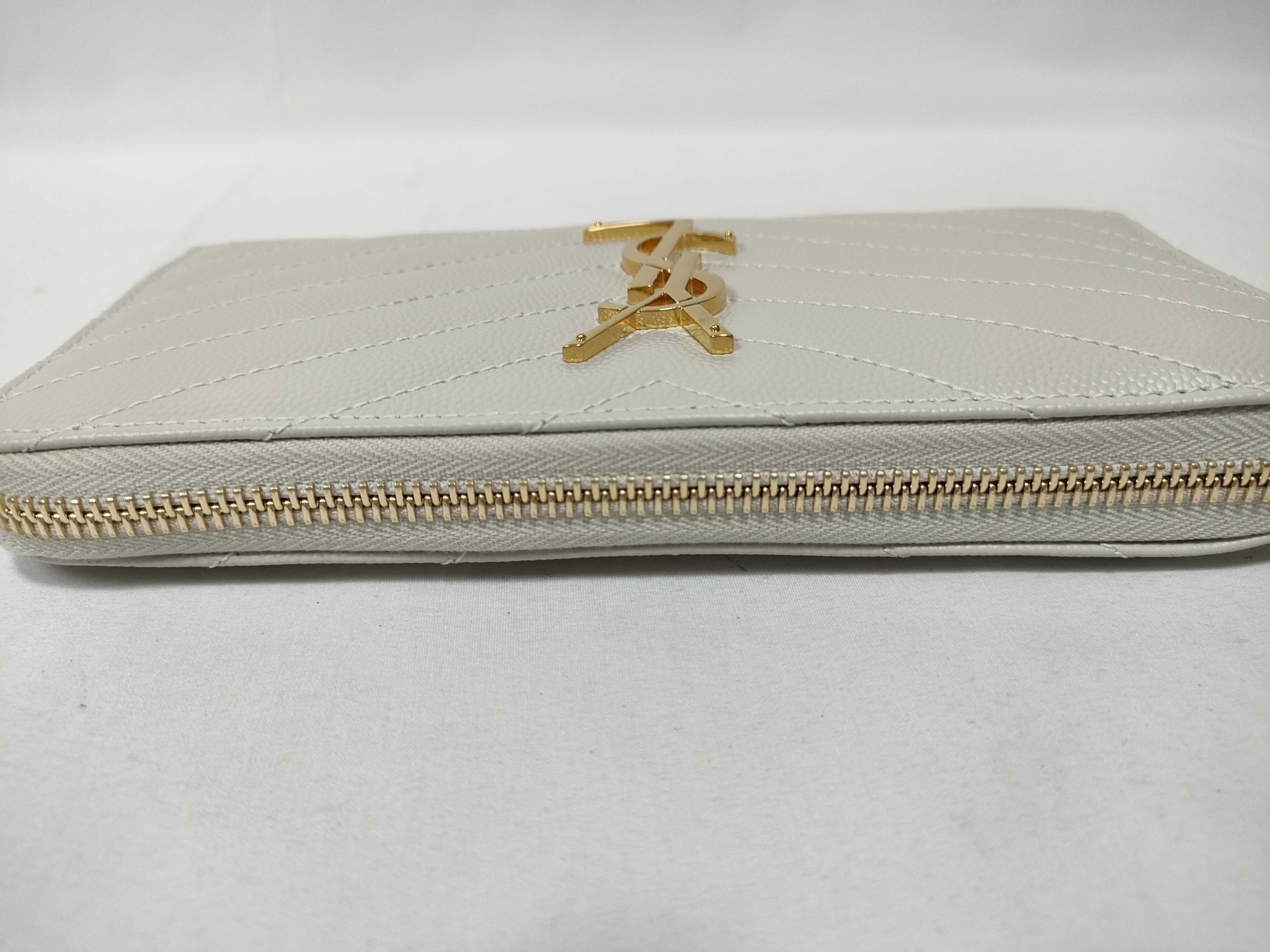 Unused Round Zipper Long Wallet Caviar Wallet — view 8