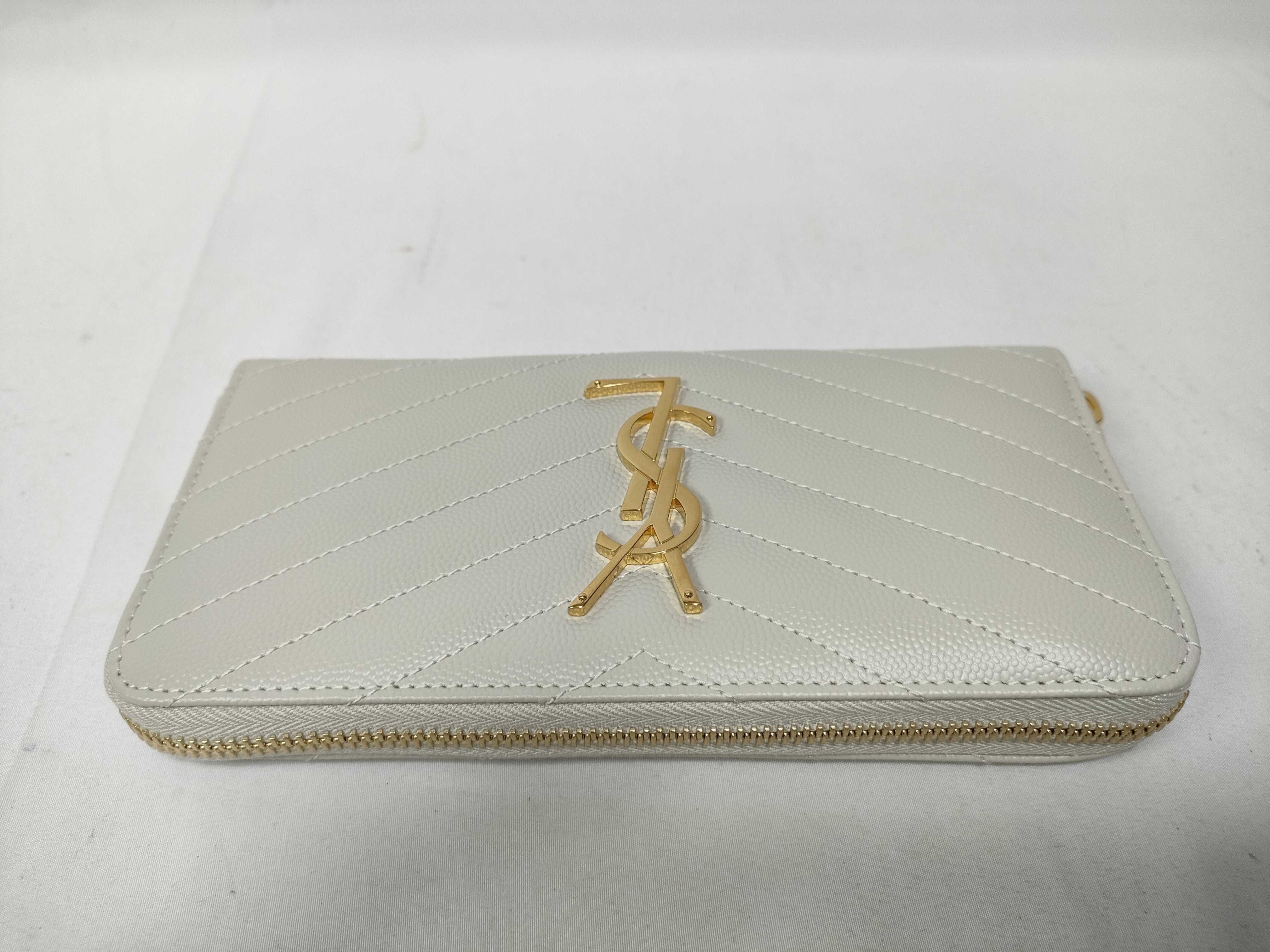 Unused Round Zipper Long Wallet Caviar Wallet — view 9